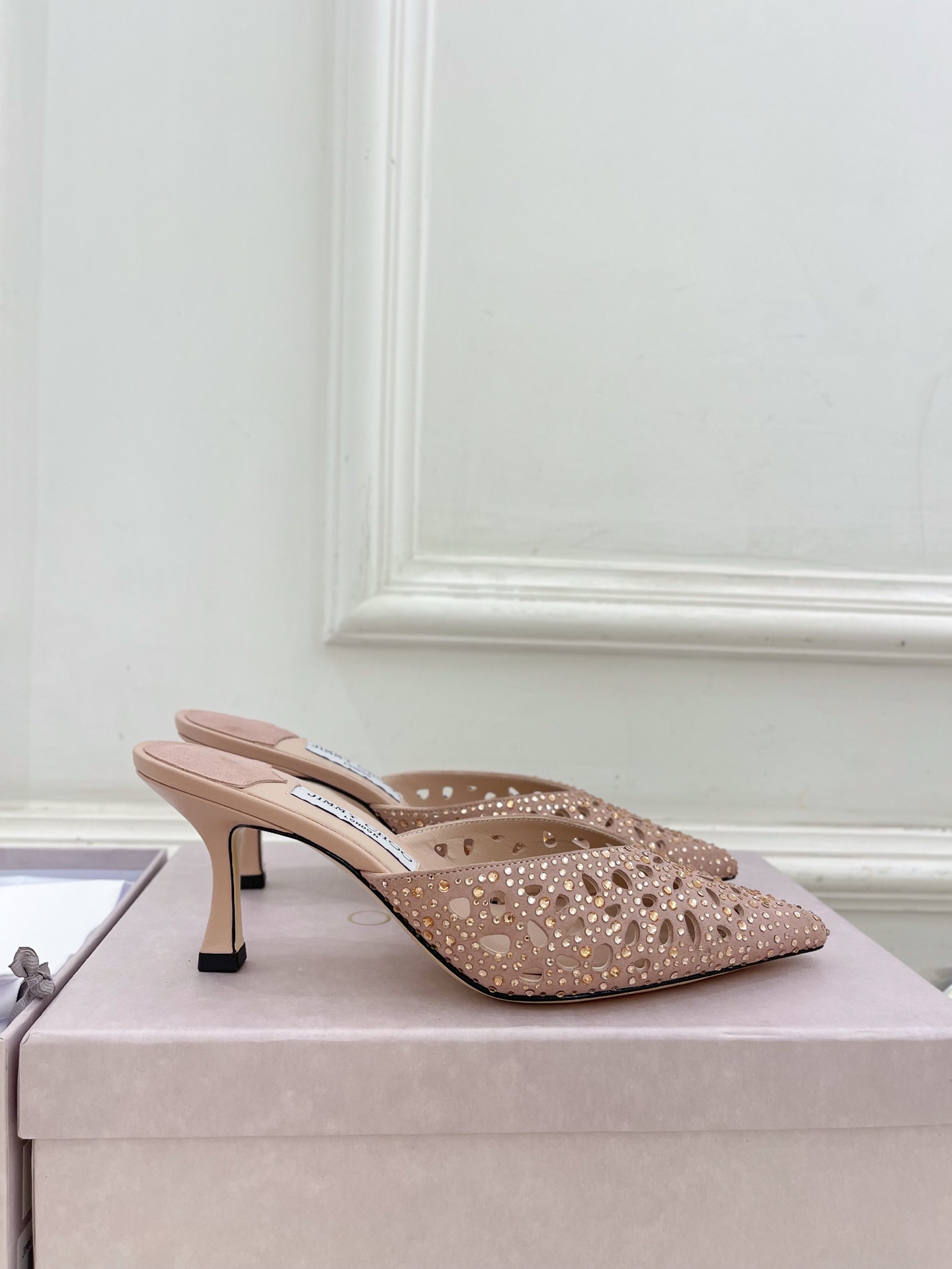 JimmyChoo✨吉米周 25ss ———
    
2025春夏新品 专柜最新 JC镂空水钻尖头穆勒