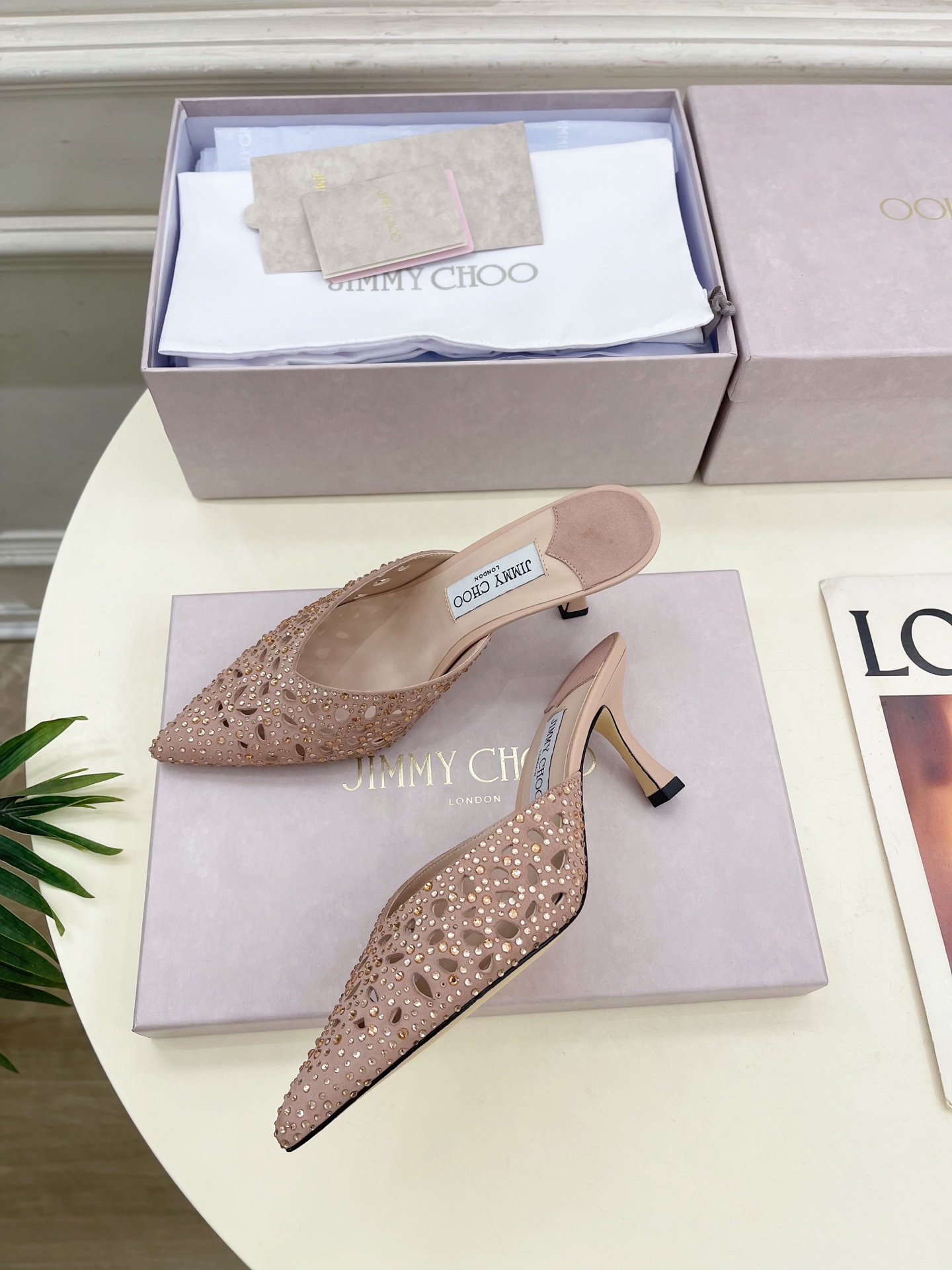 JimmyChoo✨吉米周 25ss ———
    
2025春夏新品 专柜最新 JC镂空水钻尖头穆勒
