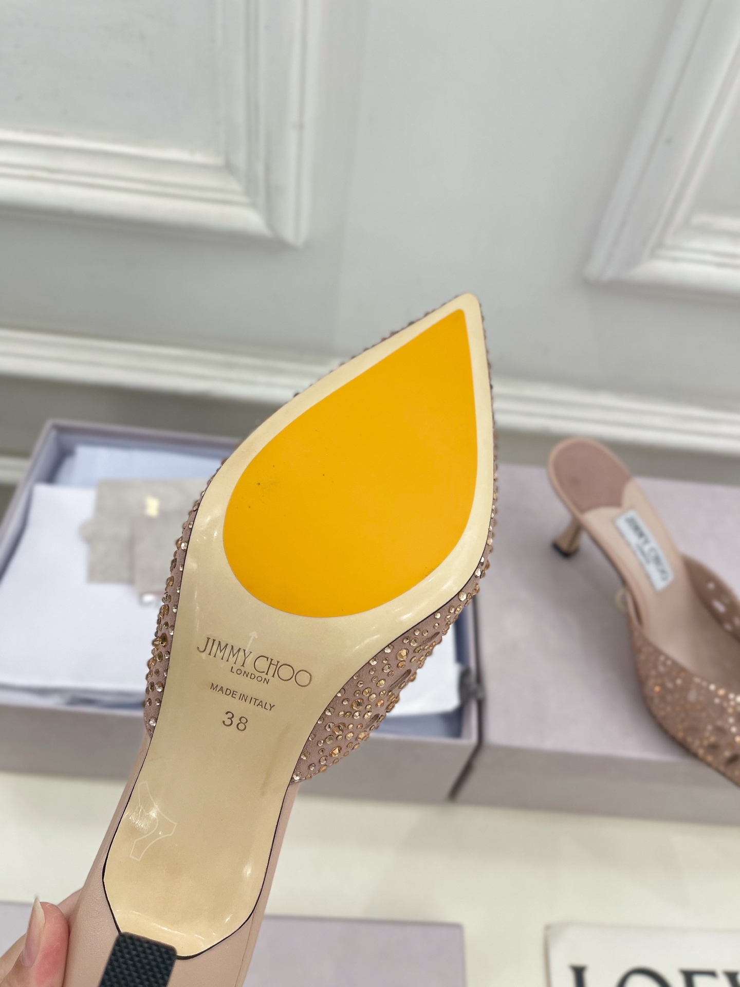 JimmyChoo✨吉米周 25ss ———
    
2025春夏新品 专柜最新 JC镂空水钻尖头穆勒