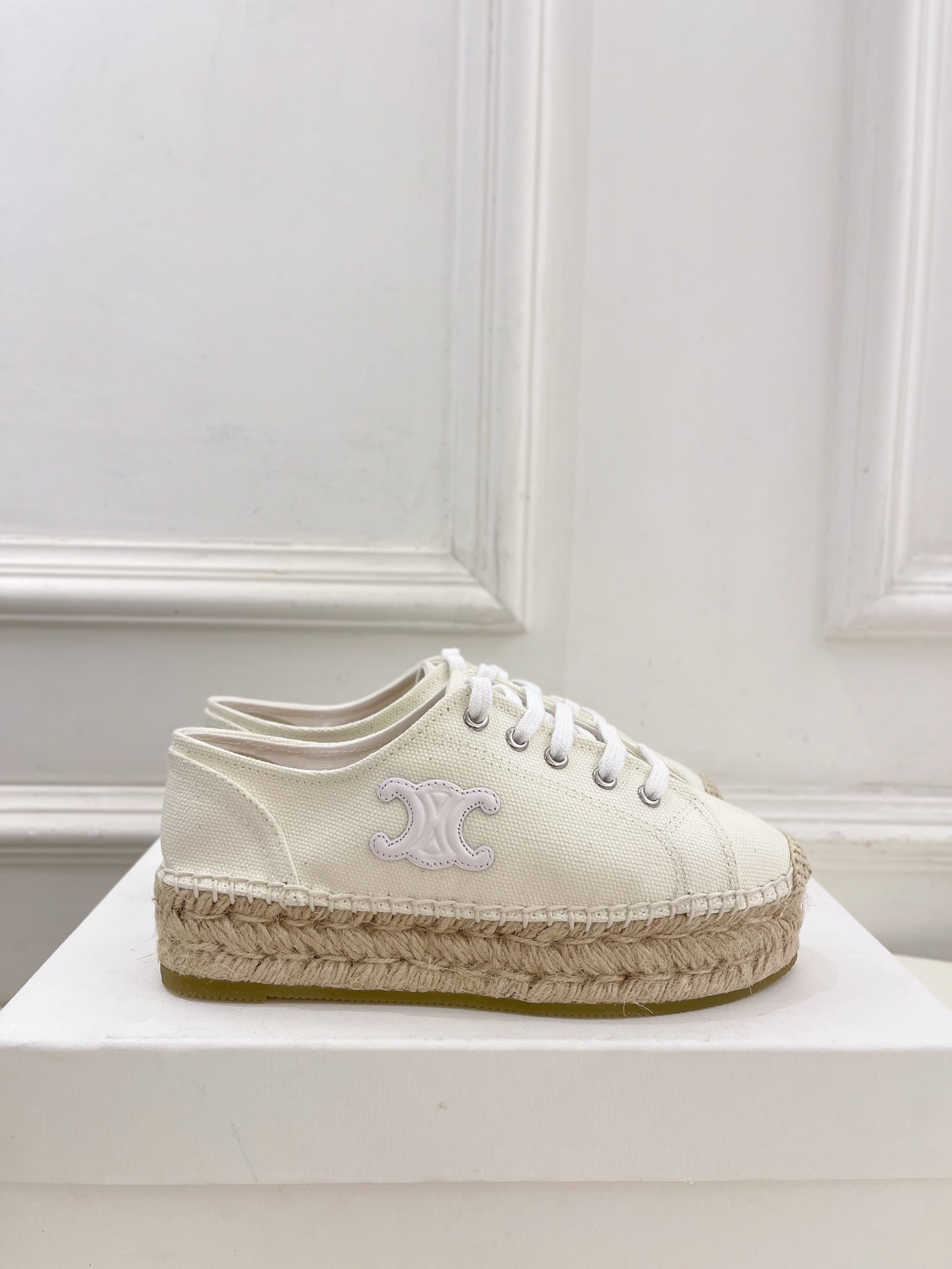 CELINE | 赛琳 25𝐬𝐬
💛2025春夏新品 LES ESPADRILLES凯旋门系带帆