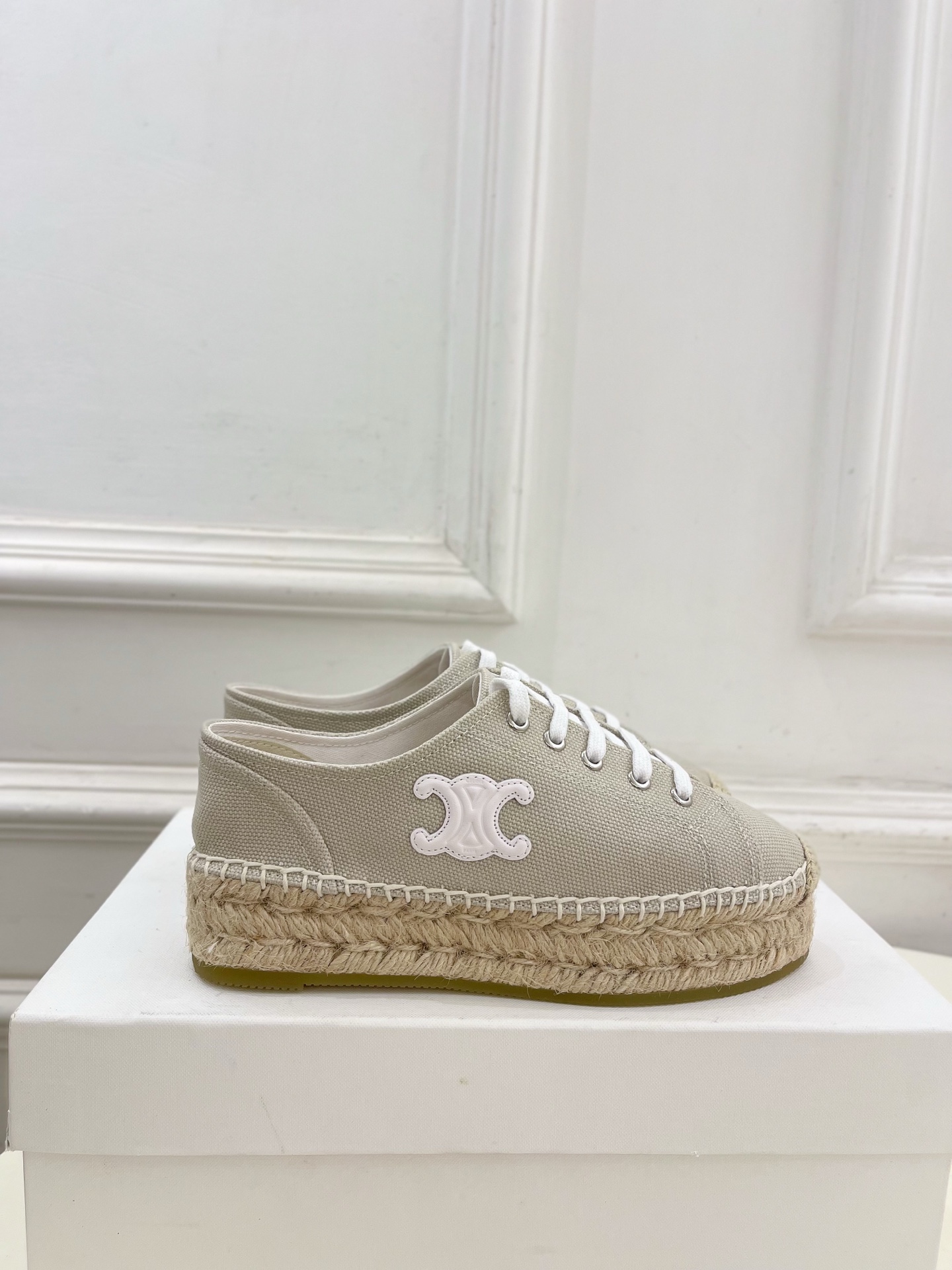 CELINE  | 赛琳  25𝐬𝐬 

💛2025春夏新品 LES ESPADRILLES凯旋门系带帆