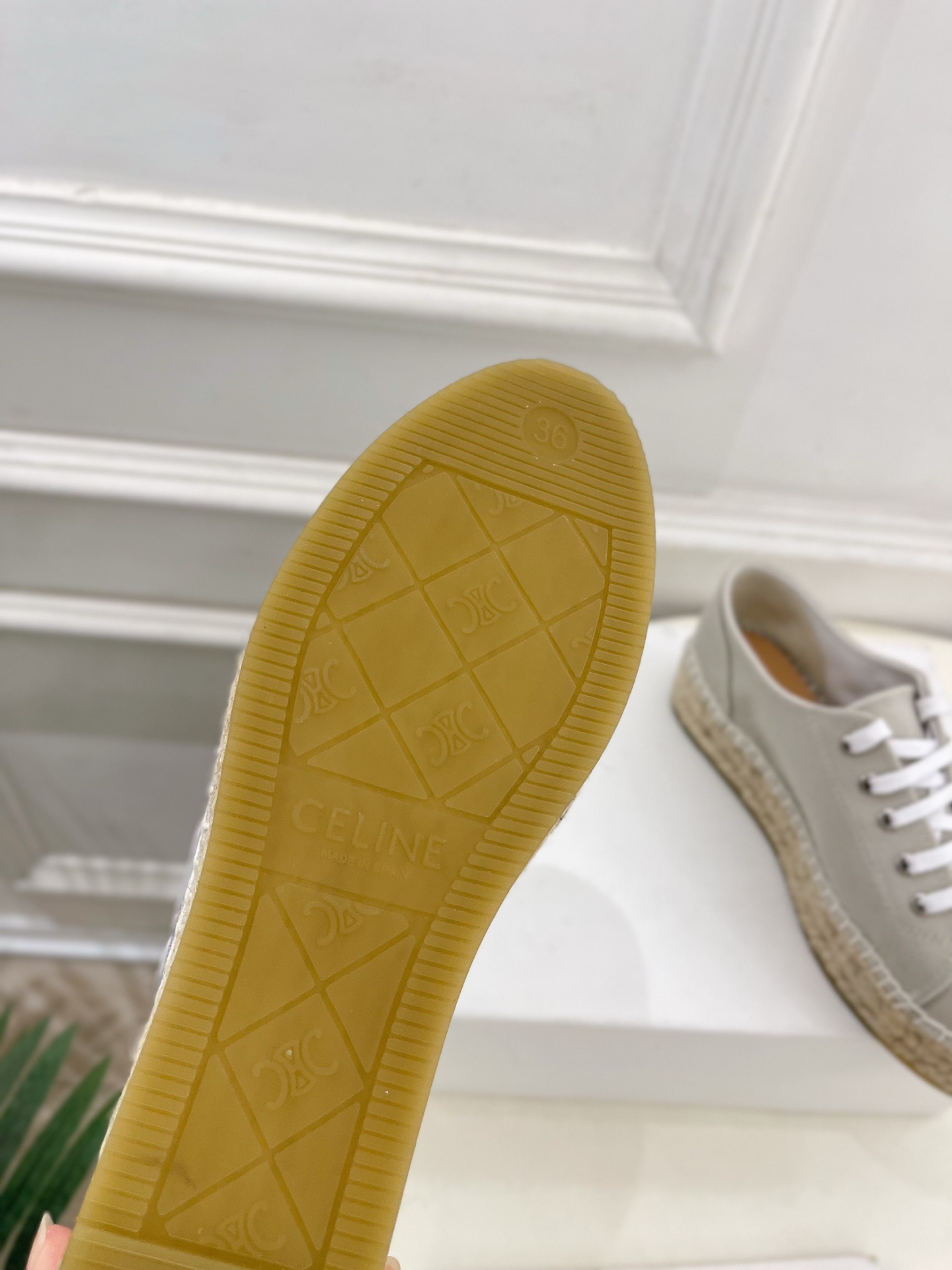 CELINE  | 赛琳  25𝐬𝐬 

💛2025春夏新品 LES ESPADRILLES凯旋门系带帆