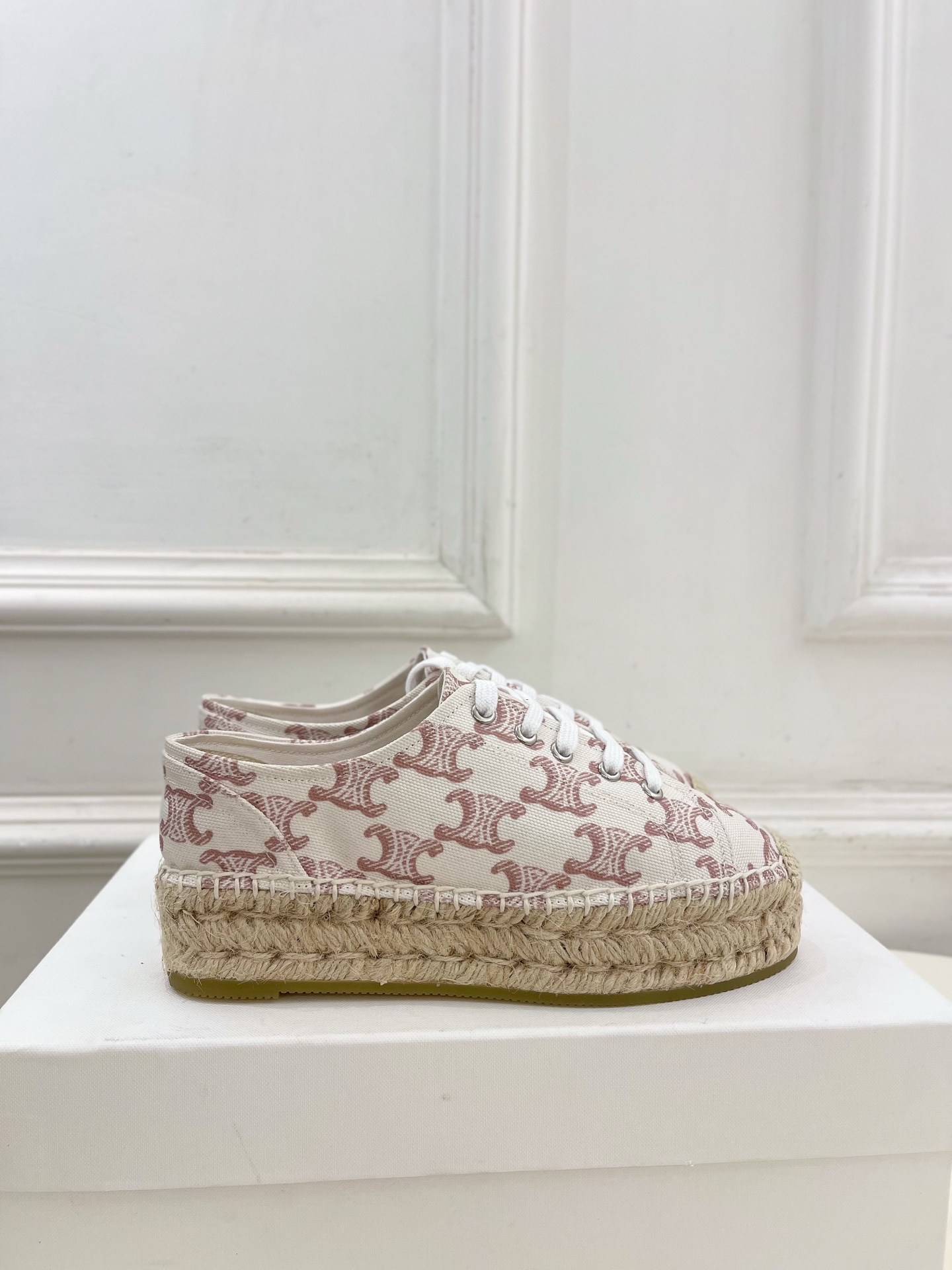 CELINE  | 赛琳  25𝐬𝐬 

💛2025春夏新品 LES ESPADRILLES凯旋门系带帆