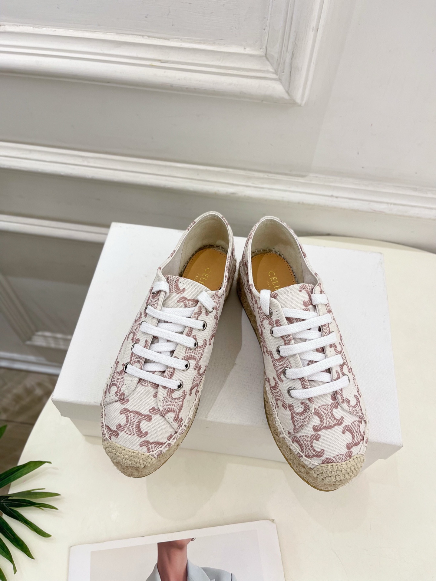 CELINE  | 赛琳  25𝐬𝐬 

💛2025春夏新品 LES ESPADRILLES凯旋门系带帆