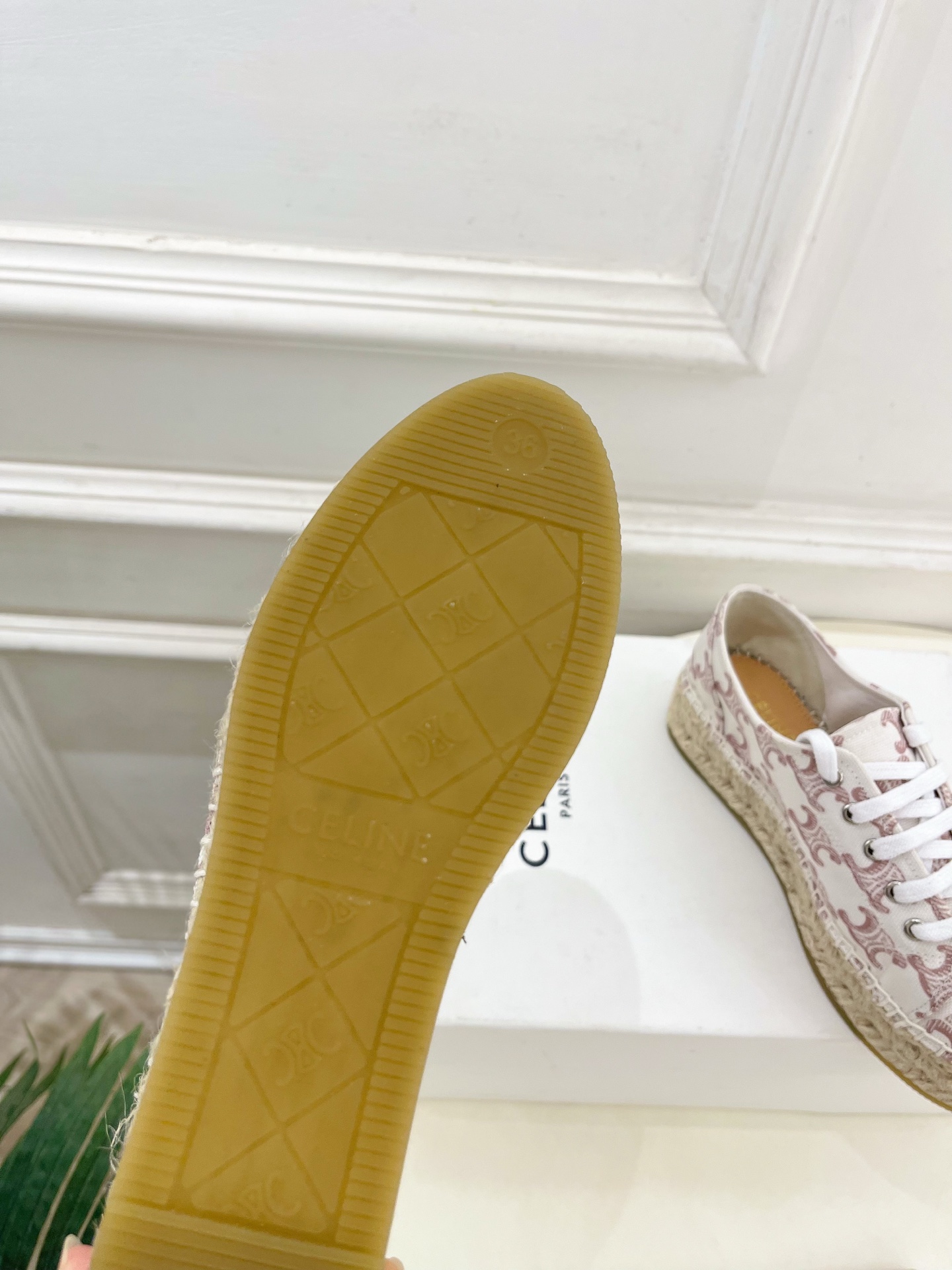 CELINE  | 赛琳  25𝐬𝐬 

💛2025春夏新品 LES ESPADRILLES凯旋门系带帆