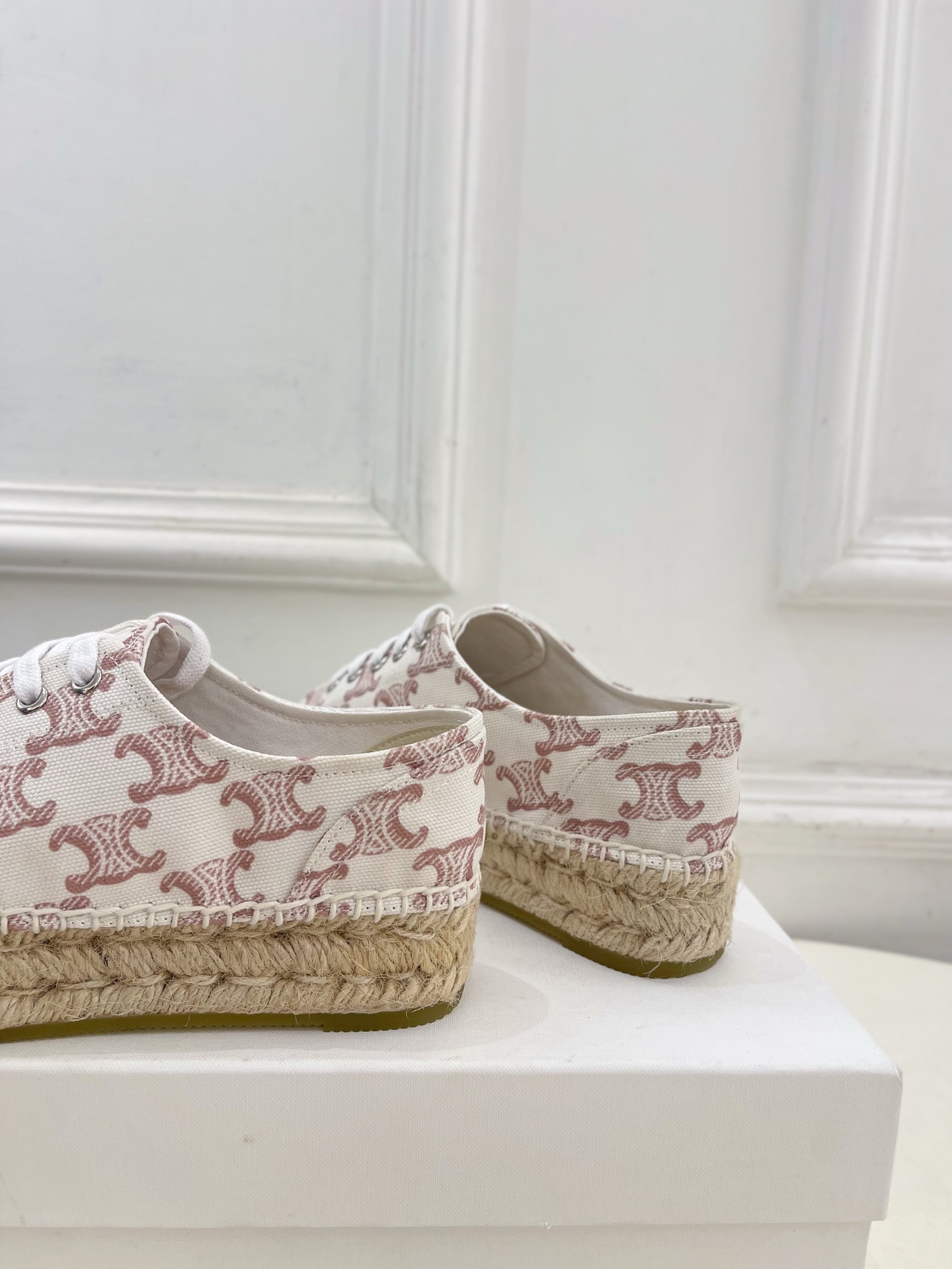 CELINE  | 赛琳  25𝐬𝐬 

💛2025春夏新品 LES ESPADRILLES凯旋门系带帆