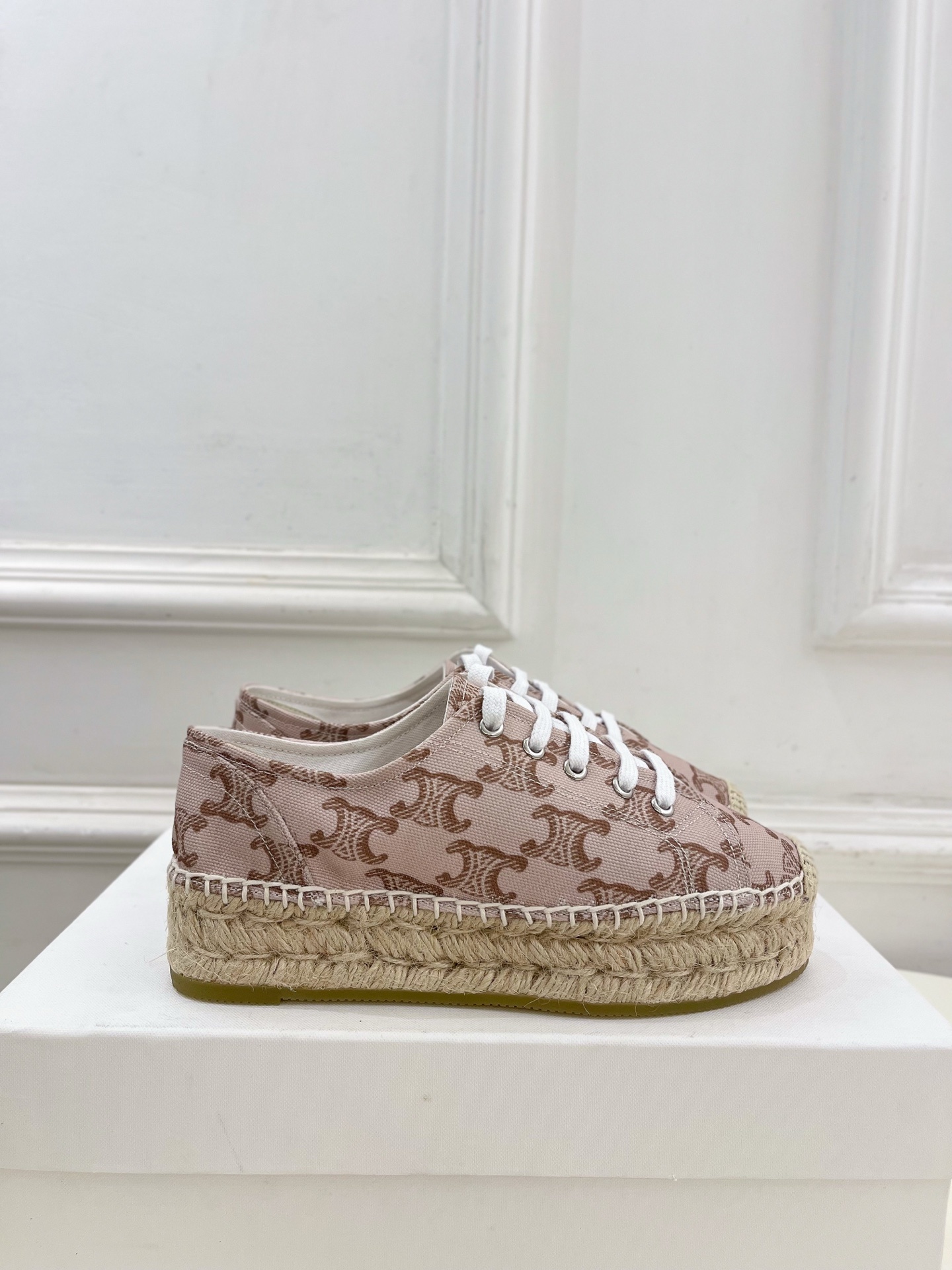 CELINE | 赛琳 25𝐬𝐬
💛2025春夏新品 LES ESPADRILLES凯旋门系带帆