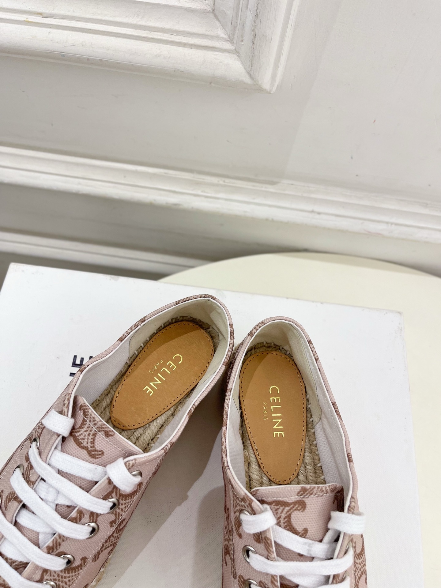 CELINE | 赛琳 25𝐬𝐬
💛2025春夏新品 LES ESPADRILLES凯旋门系带帆