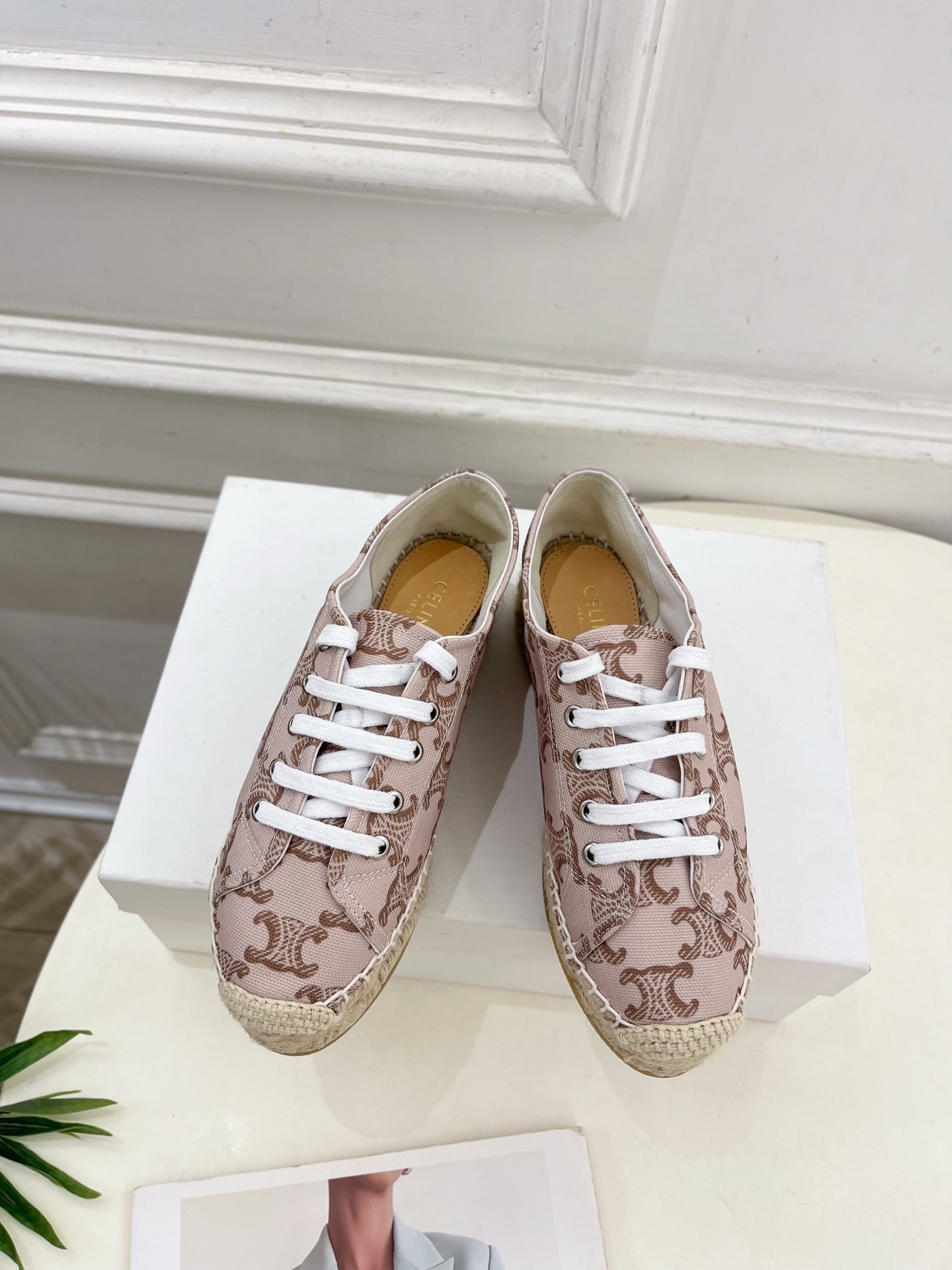CELINE | 赛琳 25𝐬𝐬
💛2025春夏新品 LES ESPADRILLES凯旋门系带帆