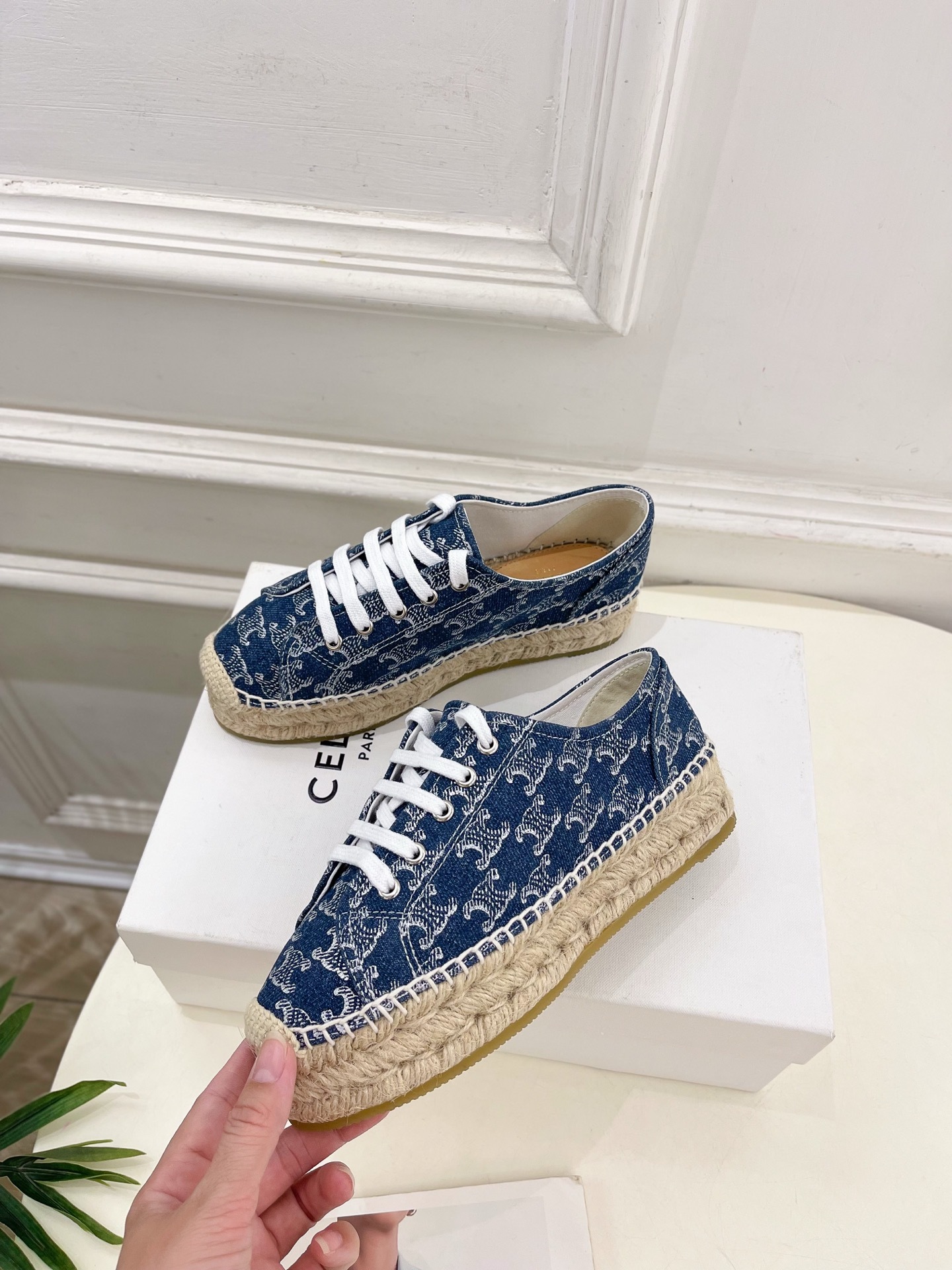 CELINE | 赛琳 25𝐬𝐬
💛2025春夏新品 LES ESPADRILLES凯旋门系带帆