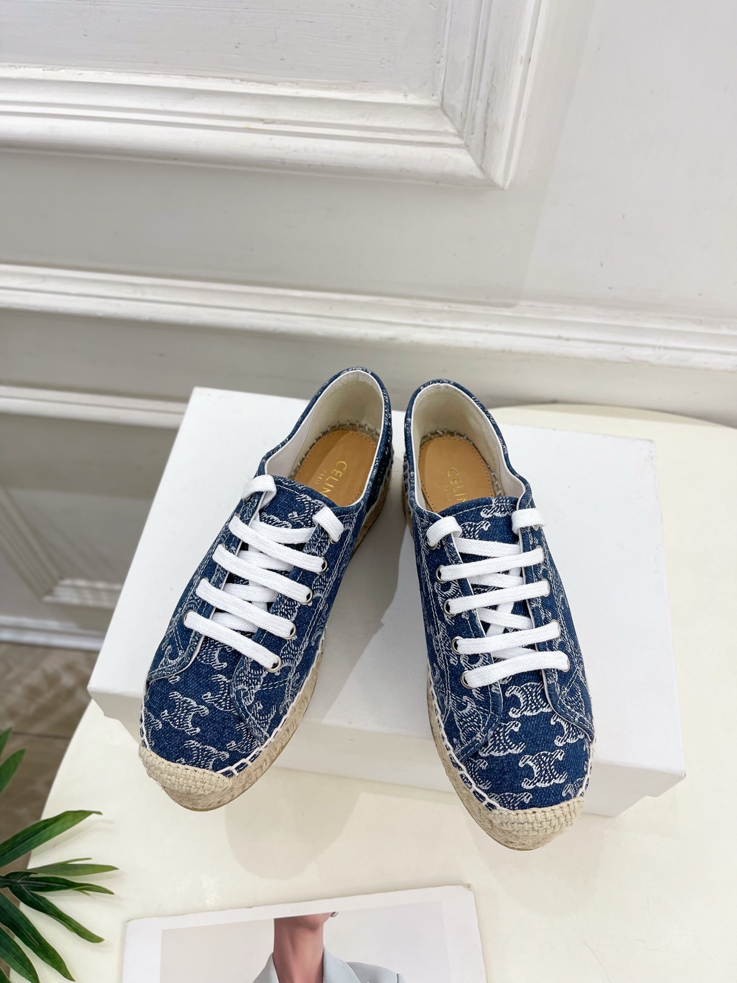 CELINE | 赛琳 25𝐬𝐬
💛2025春夏新品 LES ESPADRILLES凯旋门系带帆