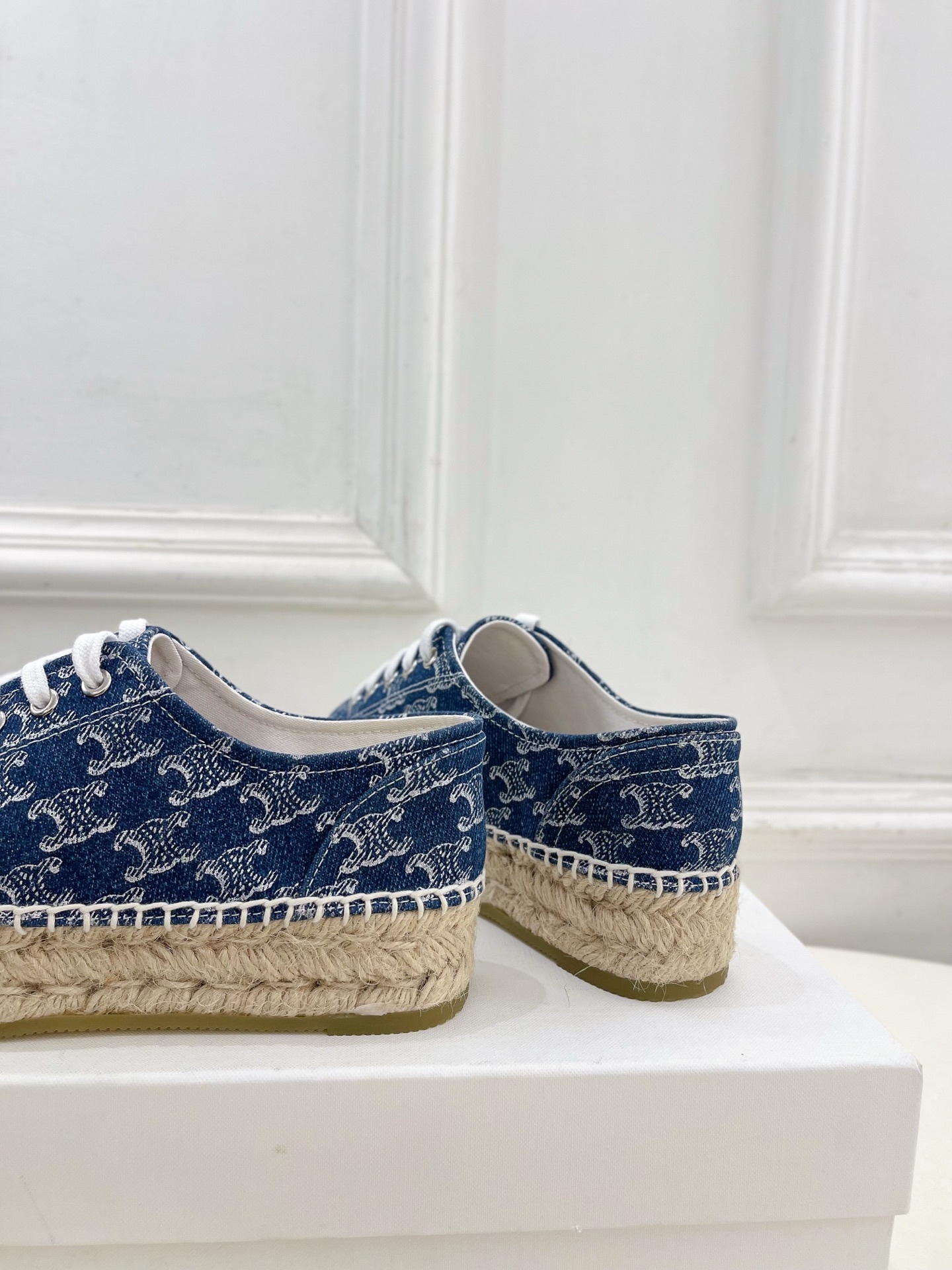 CELINE | 赛琳 25𝐬𝐬
💛2025春夏新品 LES ESPADRILLES凯旋门系带帆