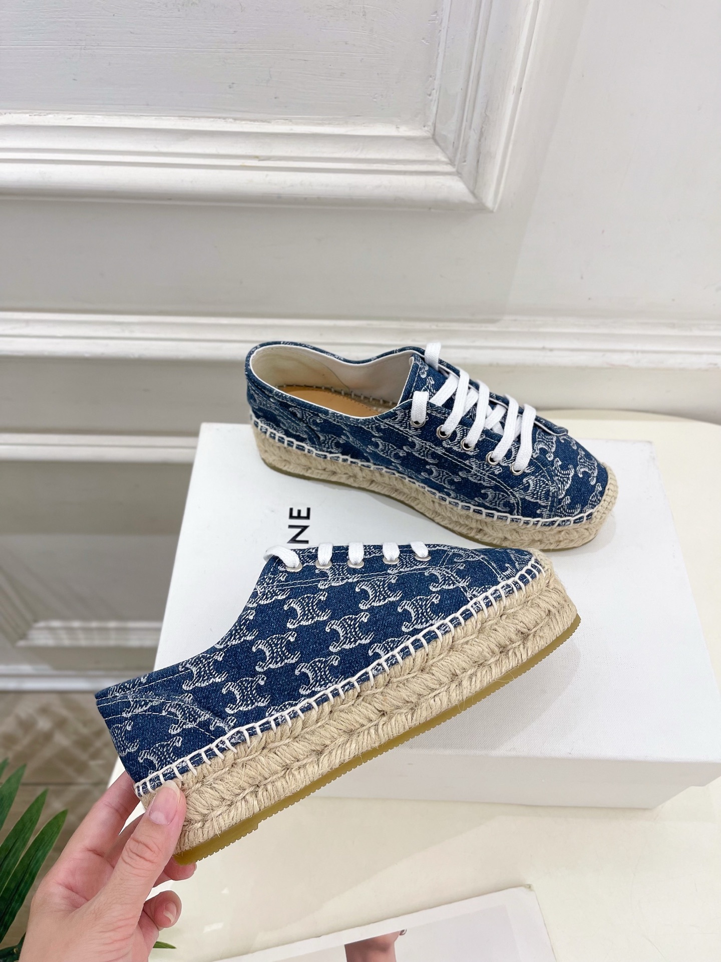 CELINE | 赛琳 25𝐬𝐬
💛2025春夏新品 LES ESPADRILLES凯旋门系带帆