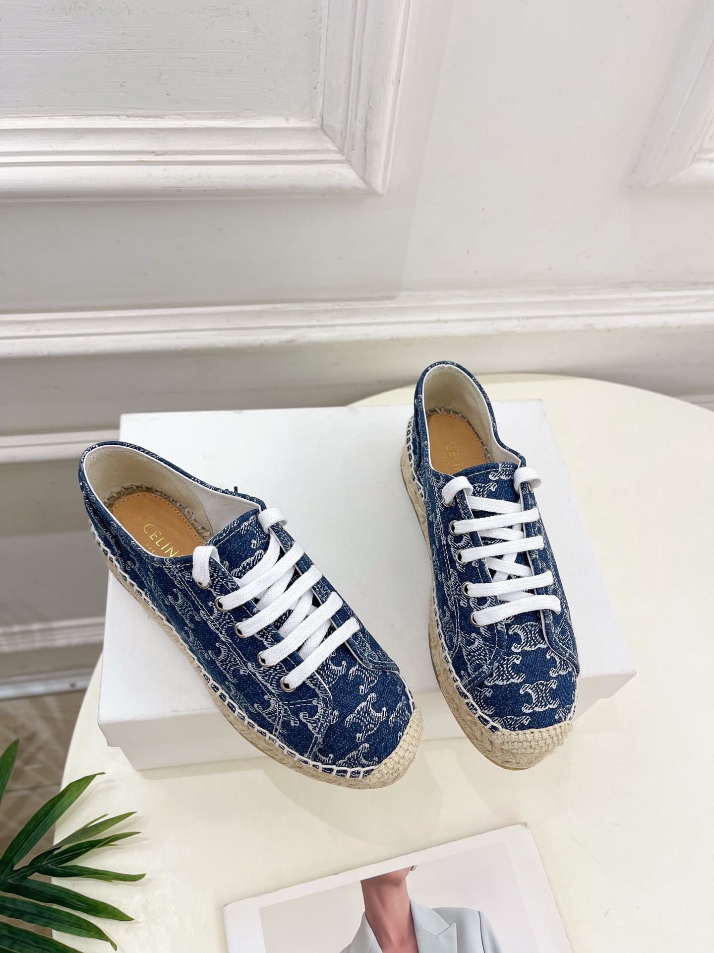 CELINE | 赛琳 25𝐬𝐬
💛2025春夏新品 LES ESPADRILLES凯旋门系带帆