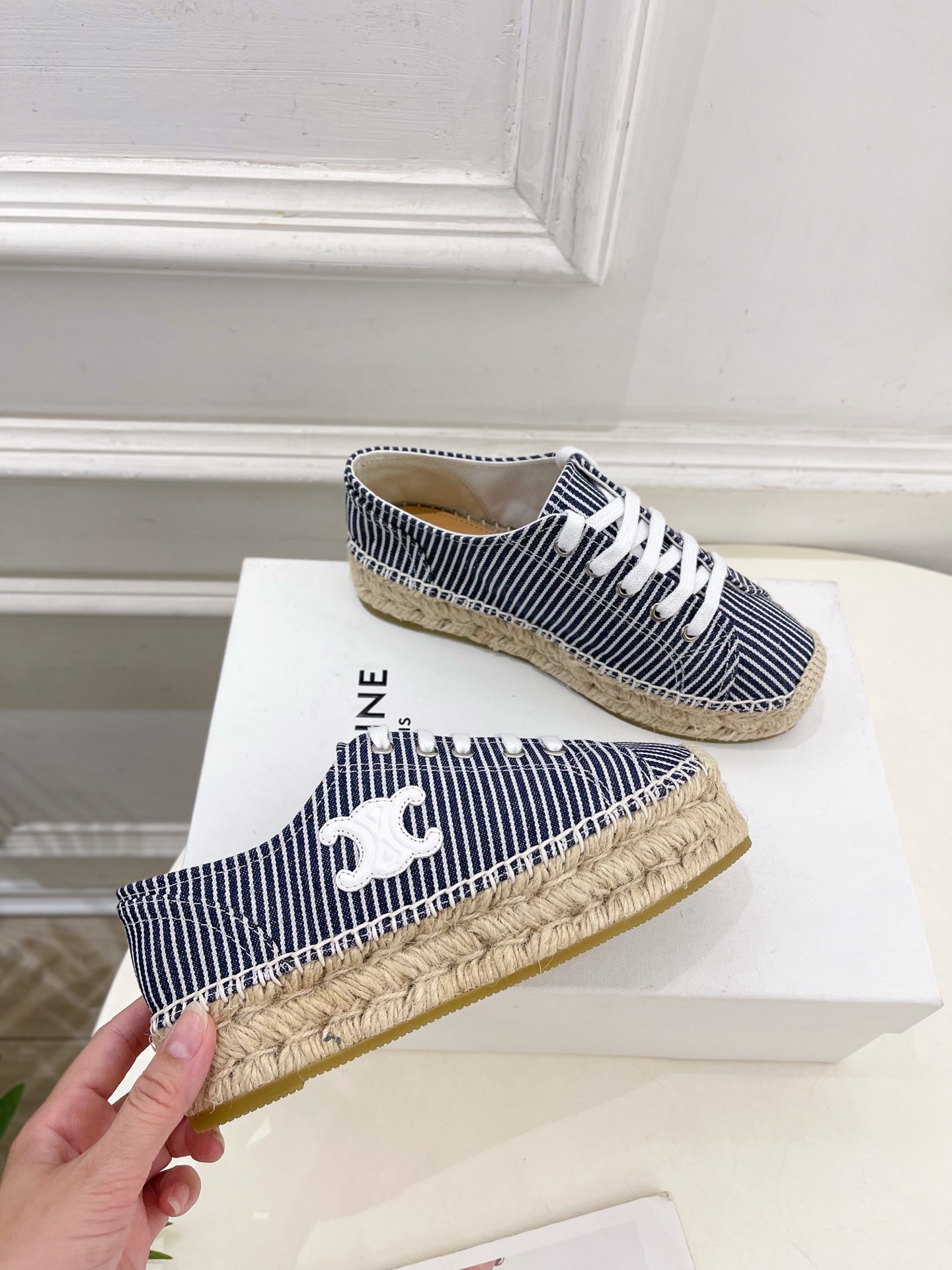 CELINE  | 赛琳  25𝐬𝐬 

💛2025春夏新品 LES ESPADRILLES凯旋门系带帆