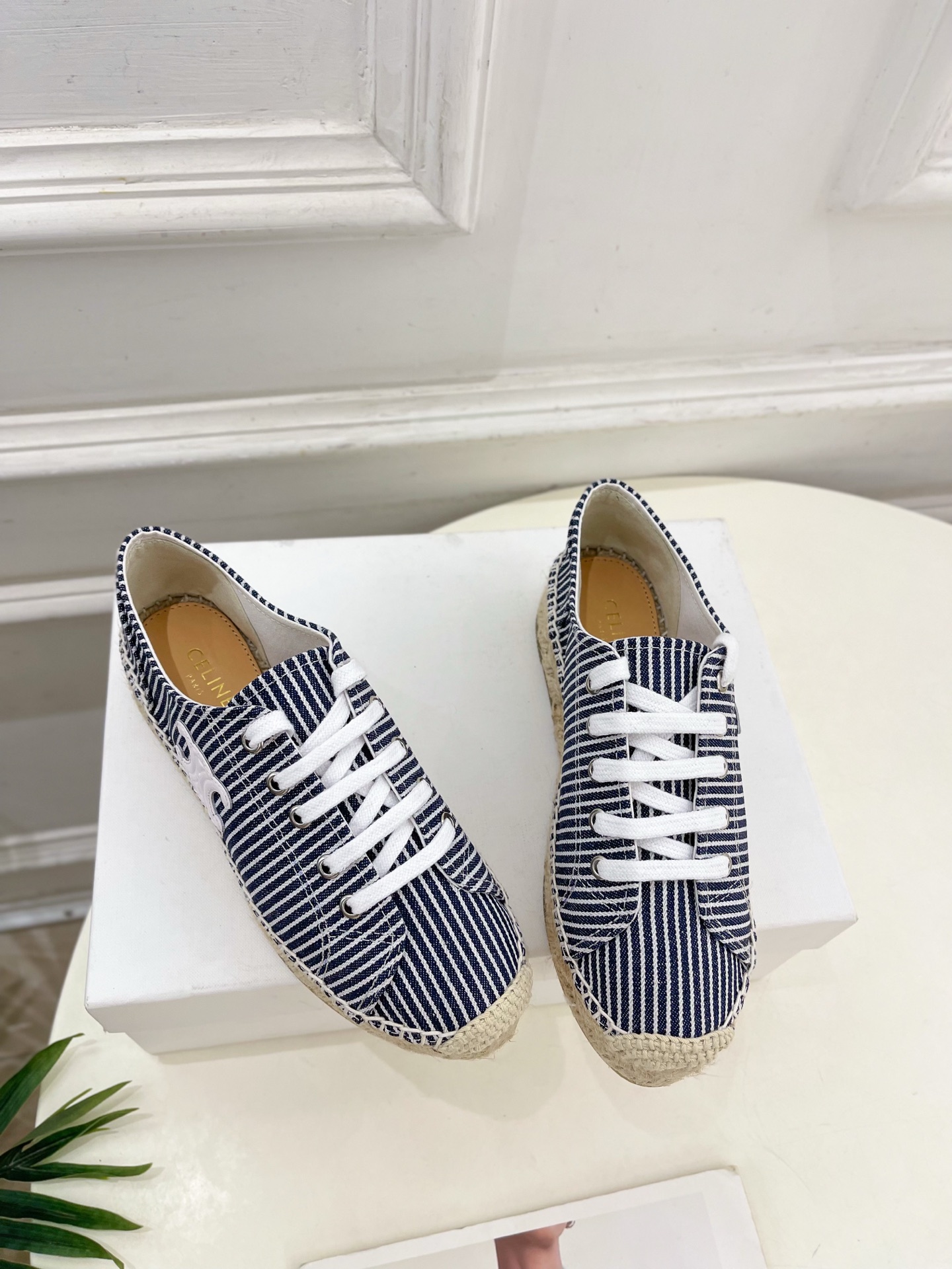 CELINE  | 赛琳  25𝐬𝐬 

💛2025春夏新品 LES ESPADRILLES凯旋门系带帆