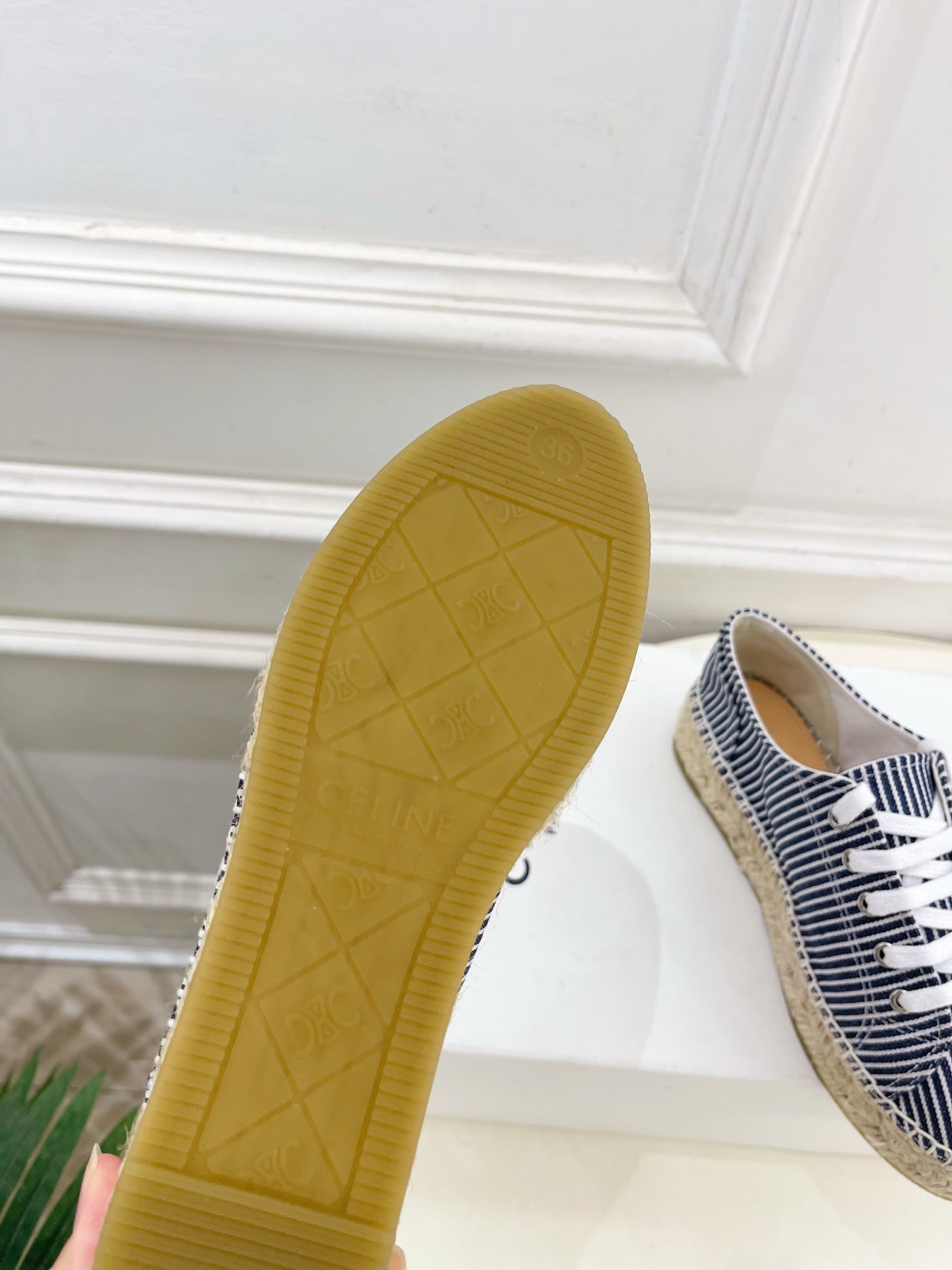 CELINE  | 赛琳  25𝐬𝐬 

💛2025春夏新品 LES ESPADRILLES凯旋门系带帆