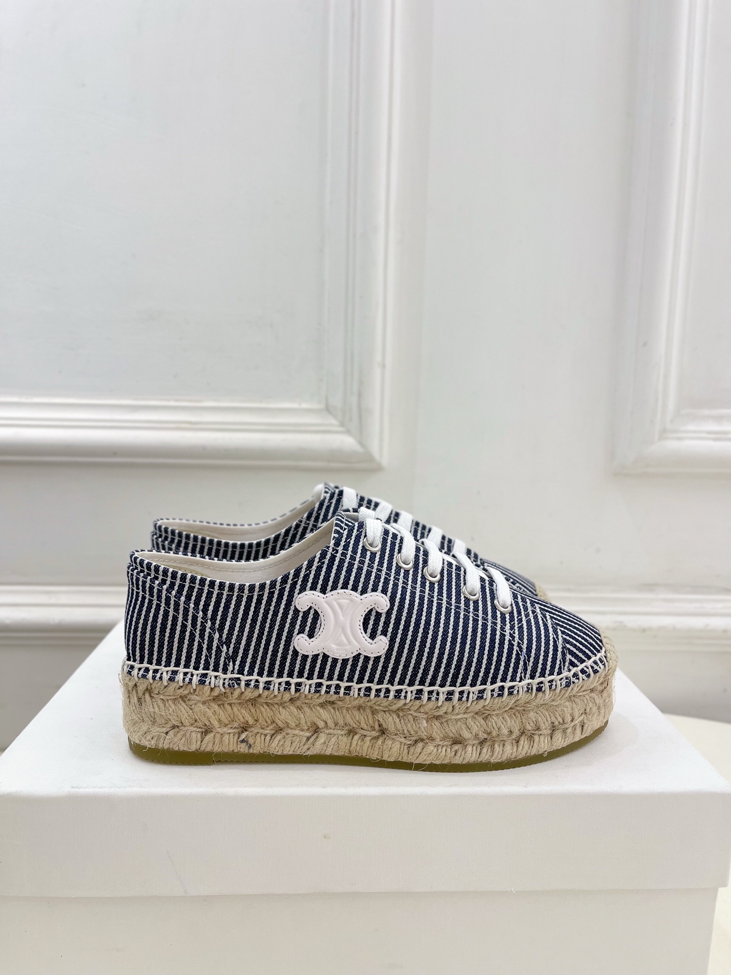 CELINE  | 赛琳  25𝐬𝐬 

💛2025春夏新品 LES ESPADRILLES凯旋门系带帆