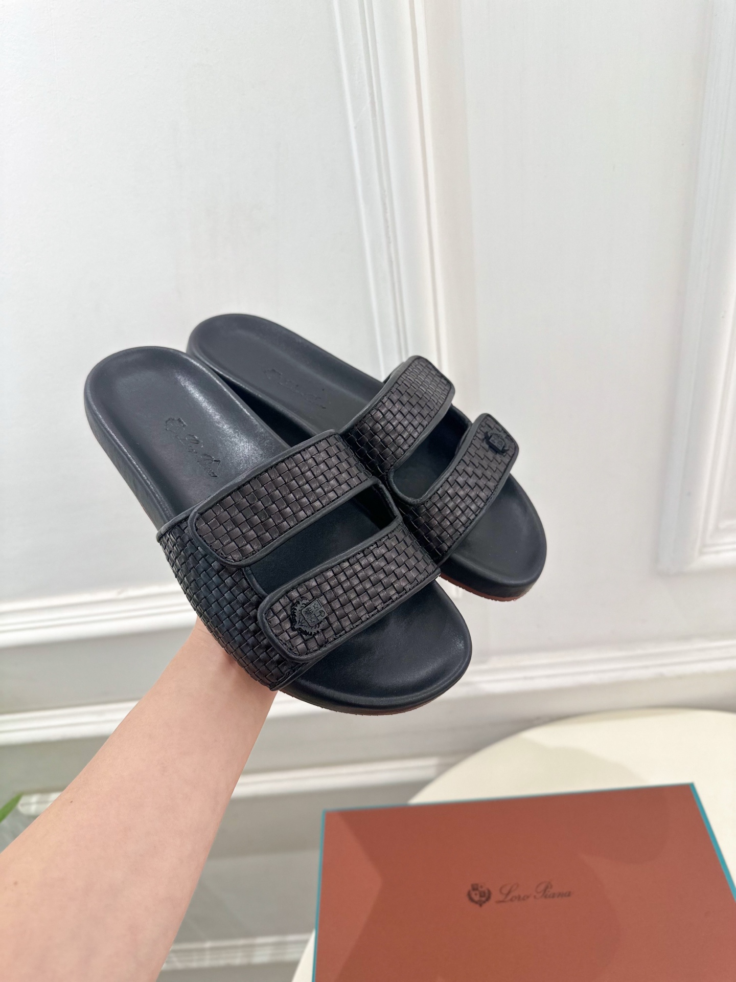 Loro Piana 乐悠翩雅 代购级别⚠️2025春夏新品 男士魔术贴休闲拖鞋—————————

L