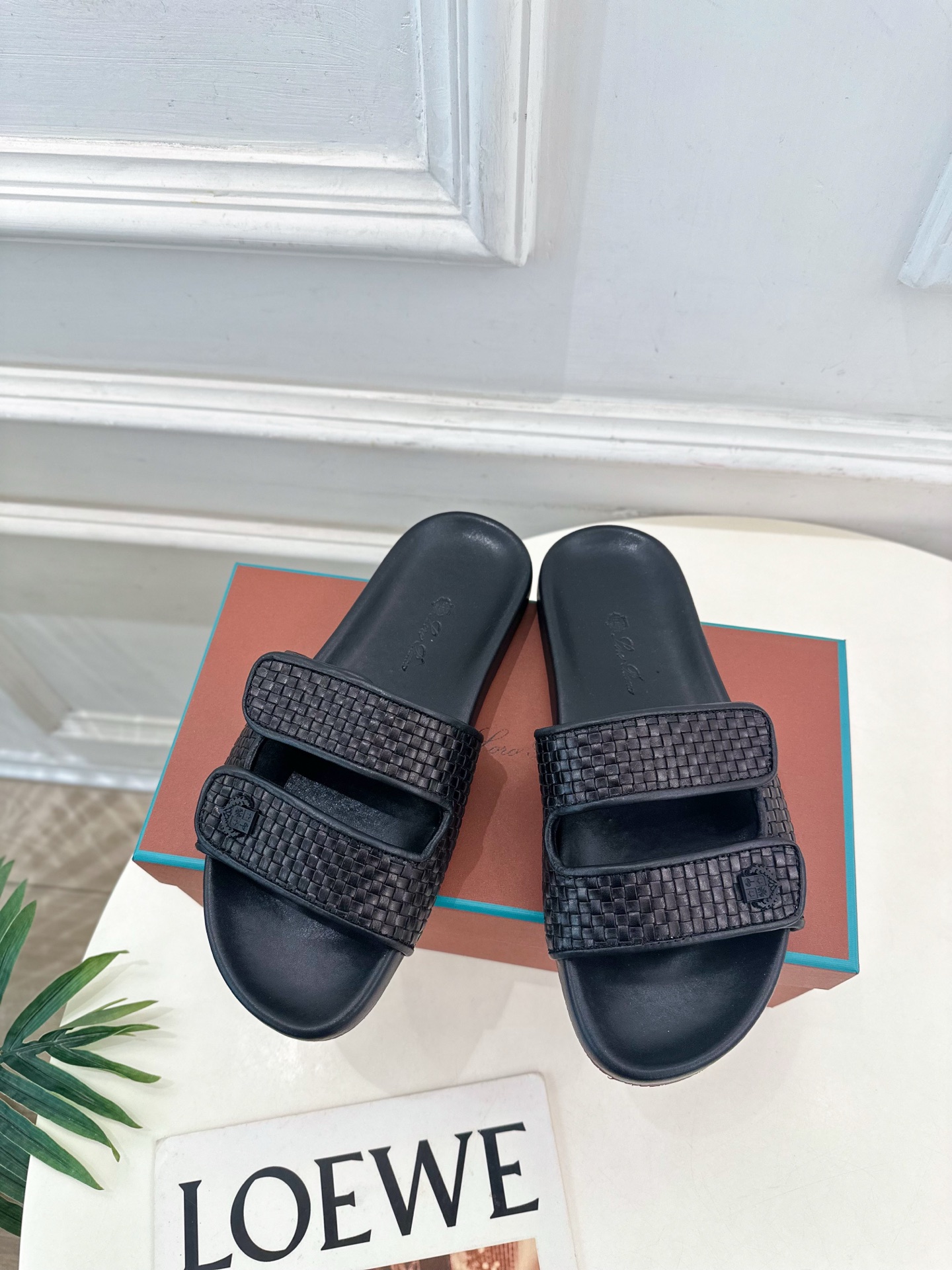Loro Piana 乐悠翩雅 代购级别⚠️2025春夏新品 男士魔术贴休闲拖鞋—————————

L