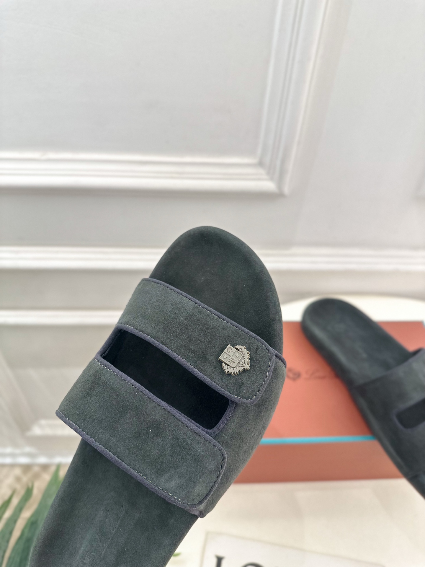 Loro Piana 乐悠翩雅 代购级别⚠️2025春夏新品 男士魔术贴休闲拖鞋—————————

L