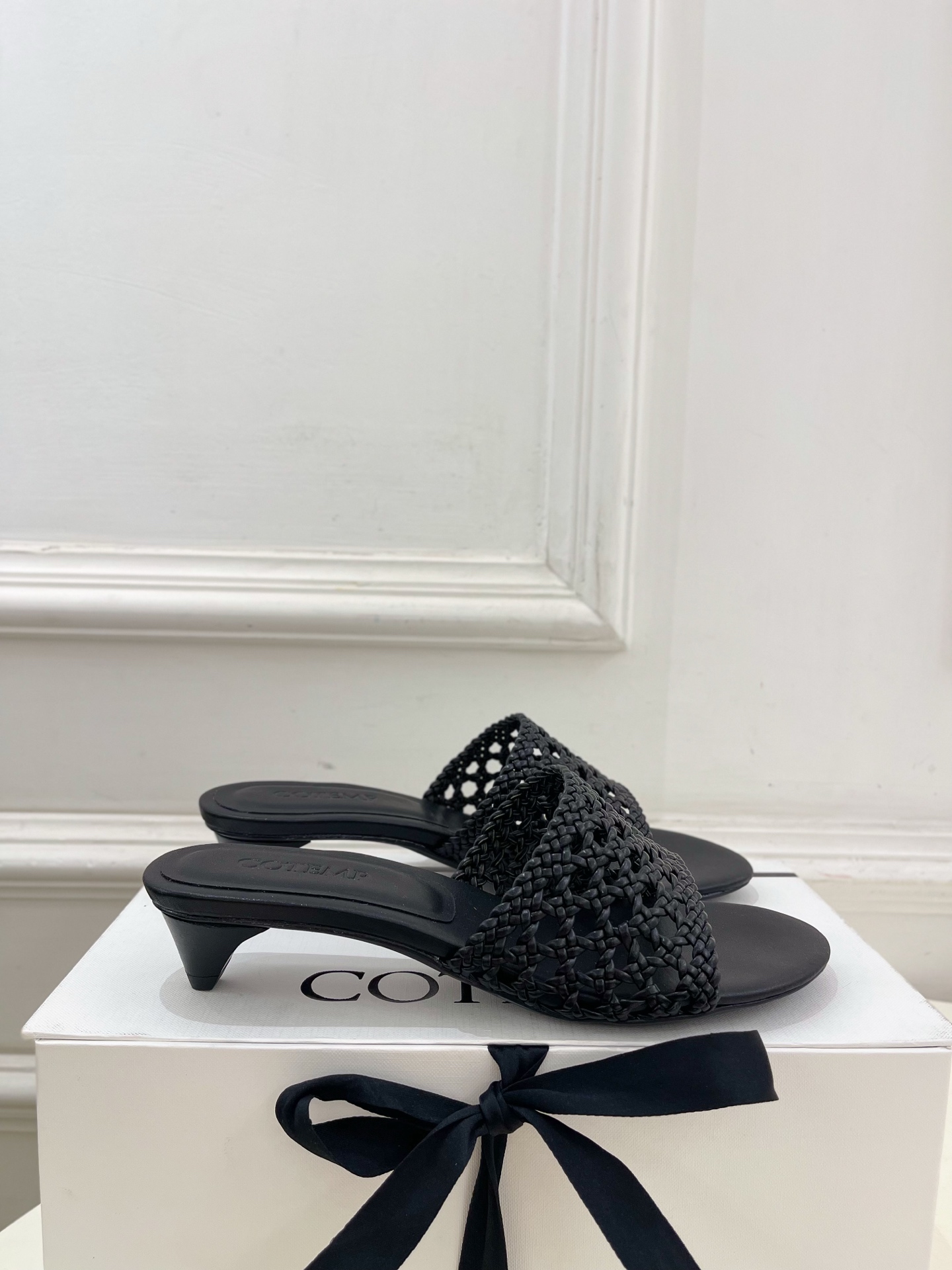 Cotemp 春夏新品 复古手工编织小猫跟拖鞋
—————————
作为这两年最受欢迎的设计师牌，设计简