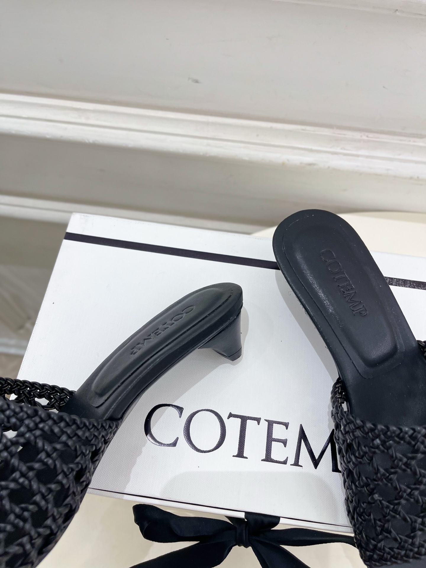 Cotemp 春夏新品 复古手工编织小猫跟拖鞋
—————————
作为这两年最受欢迎的设计师牌，设计简