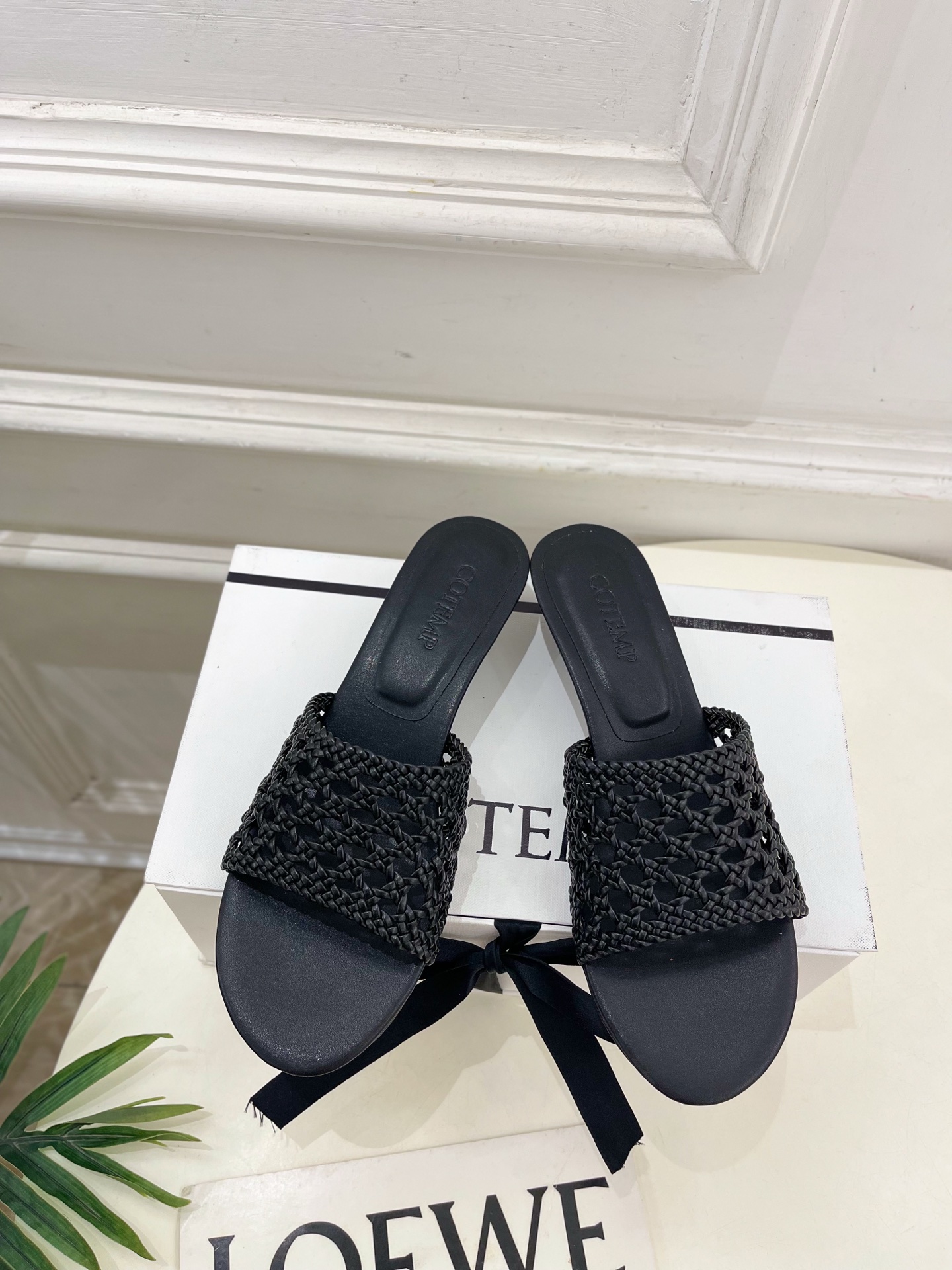 Cotemp 春夏新品 复古手工编织小猫跟拖鞋
—————————
作为这两年最受欢迎的设计师牌，设计简