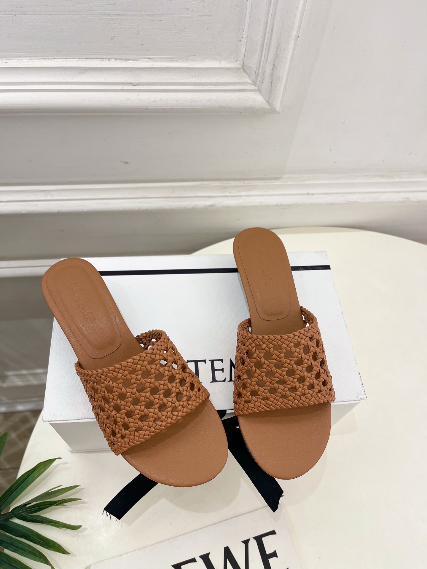 Cotemp 春夏新品 复古手工编织小猫跟拖鞋
—————————
作为这两年最受欢迎的设计师牌，设计简