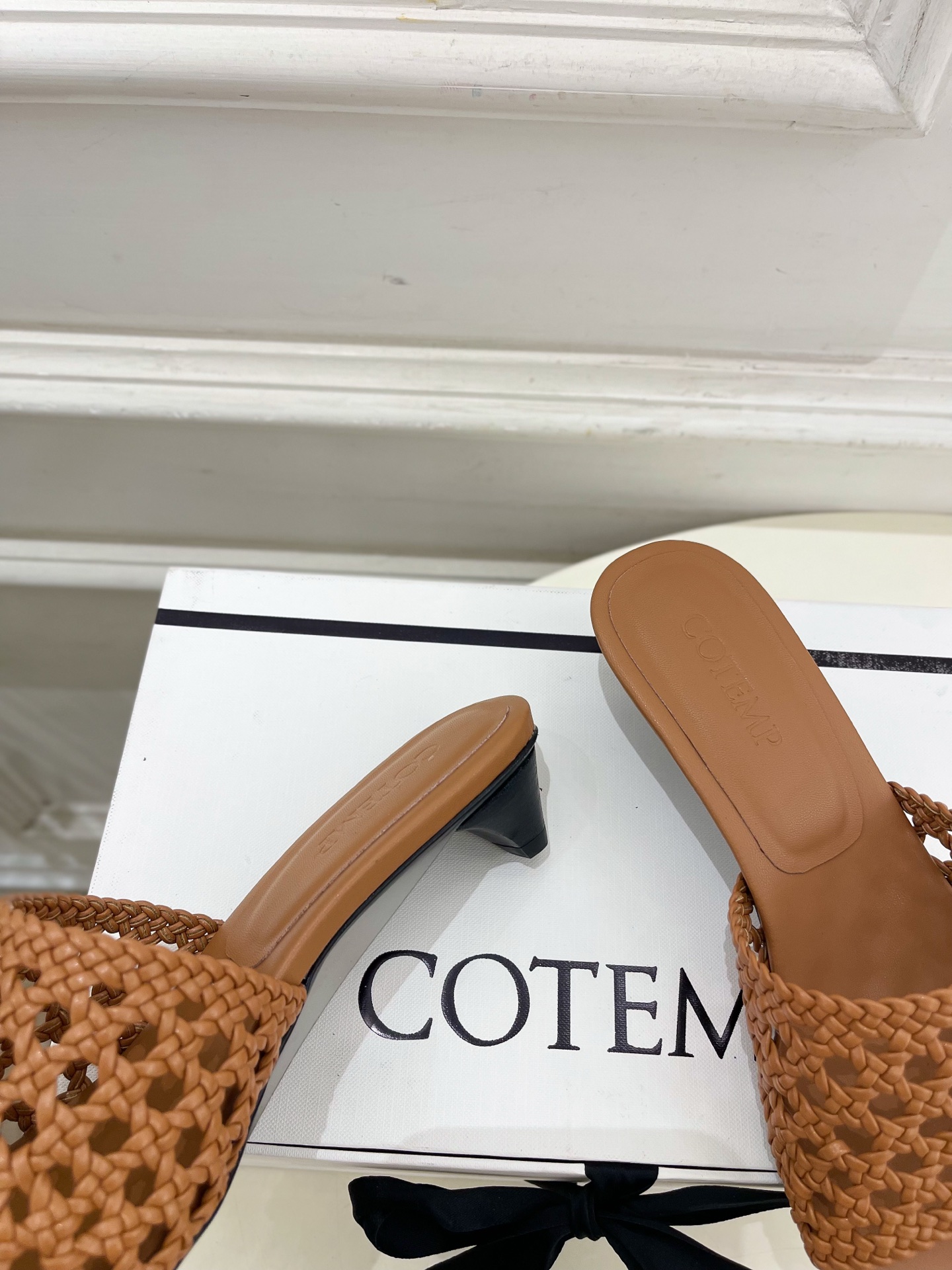 Cotemp 春夏新品 复古手工编织小猫跟拖鞋
—————————
作为这两年最受欢迎的设计师牌，设计简