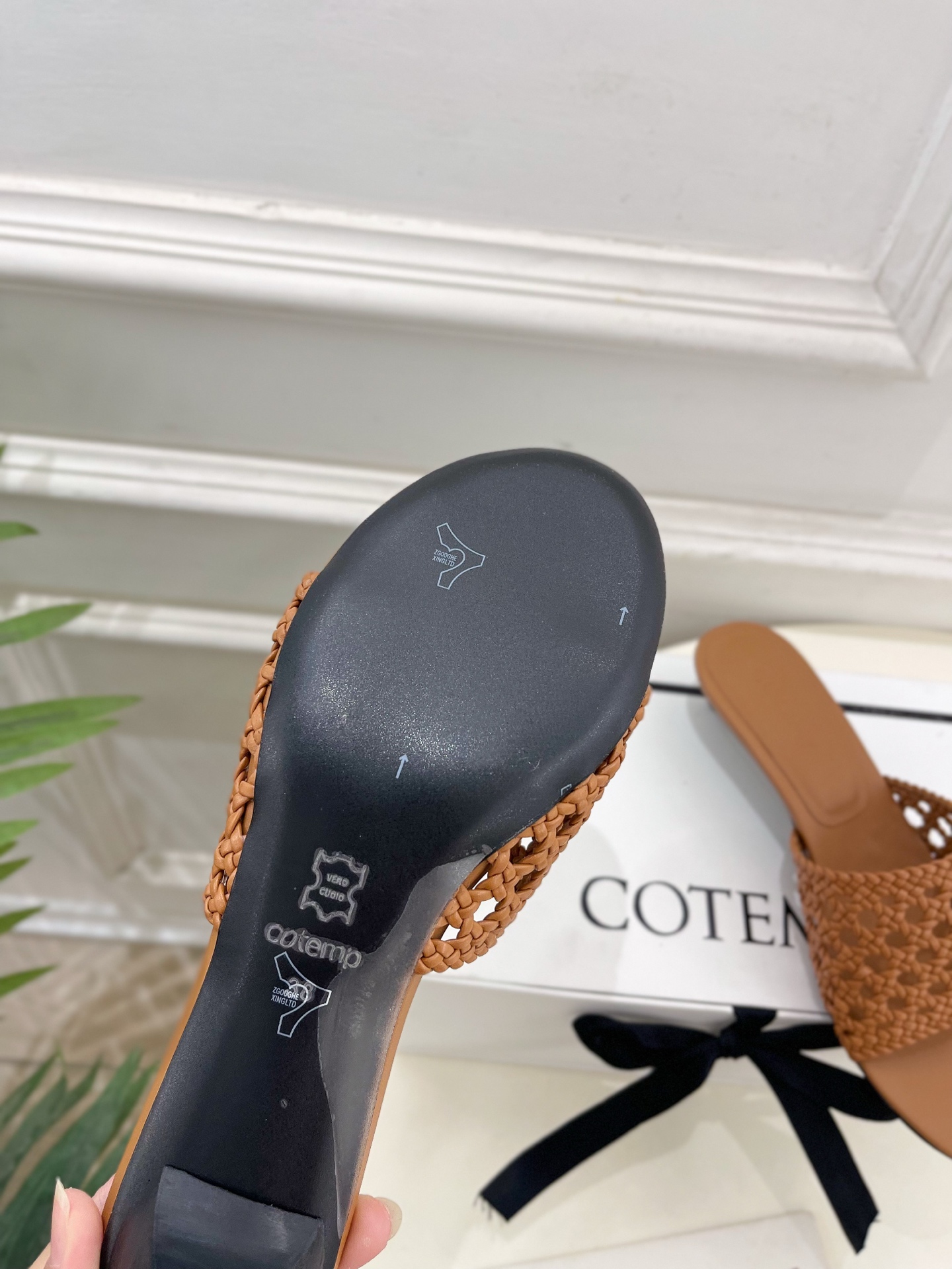 Cotemp 春夏新品 复古手工编织小猫跟拖鞋
—————————
作为这两年最受欢迎的设计师牌，设计简