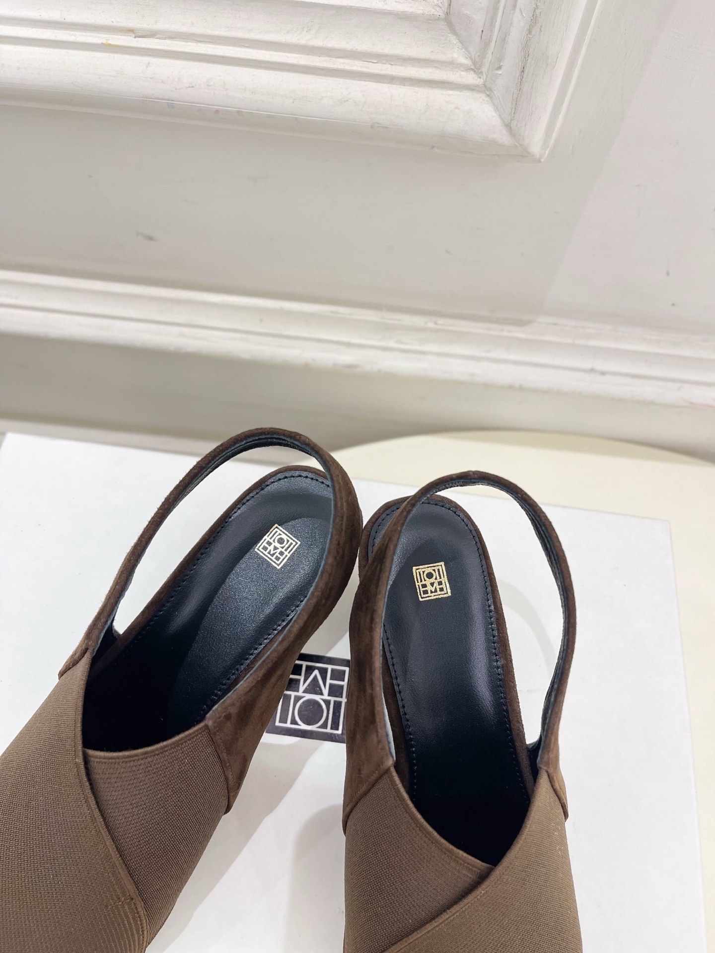 Toteme 2025春夏新品 复古方头松紧带露跟鞋
—————————
作为这两年最受欢迎的设计师牌，