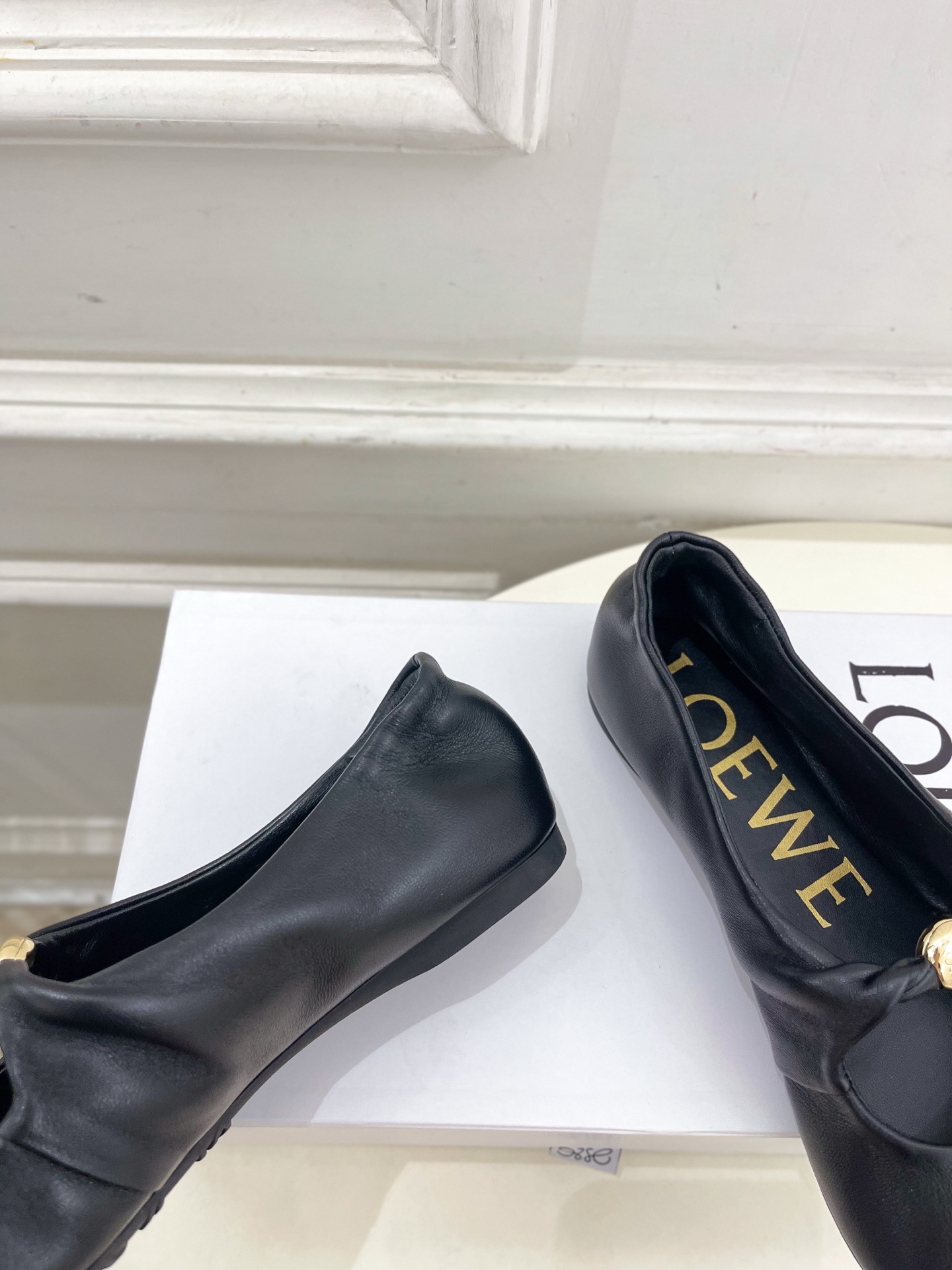 LOEWE 罗意威 2025春夏新品 Pebble小金球平底芭蕾舞鞋
—————————
LOEWE作为