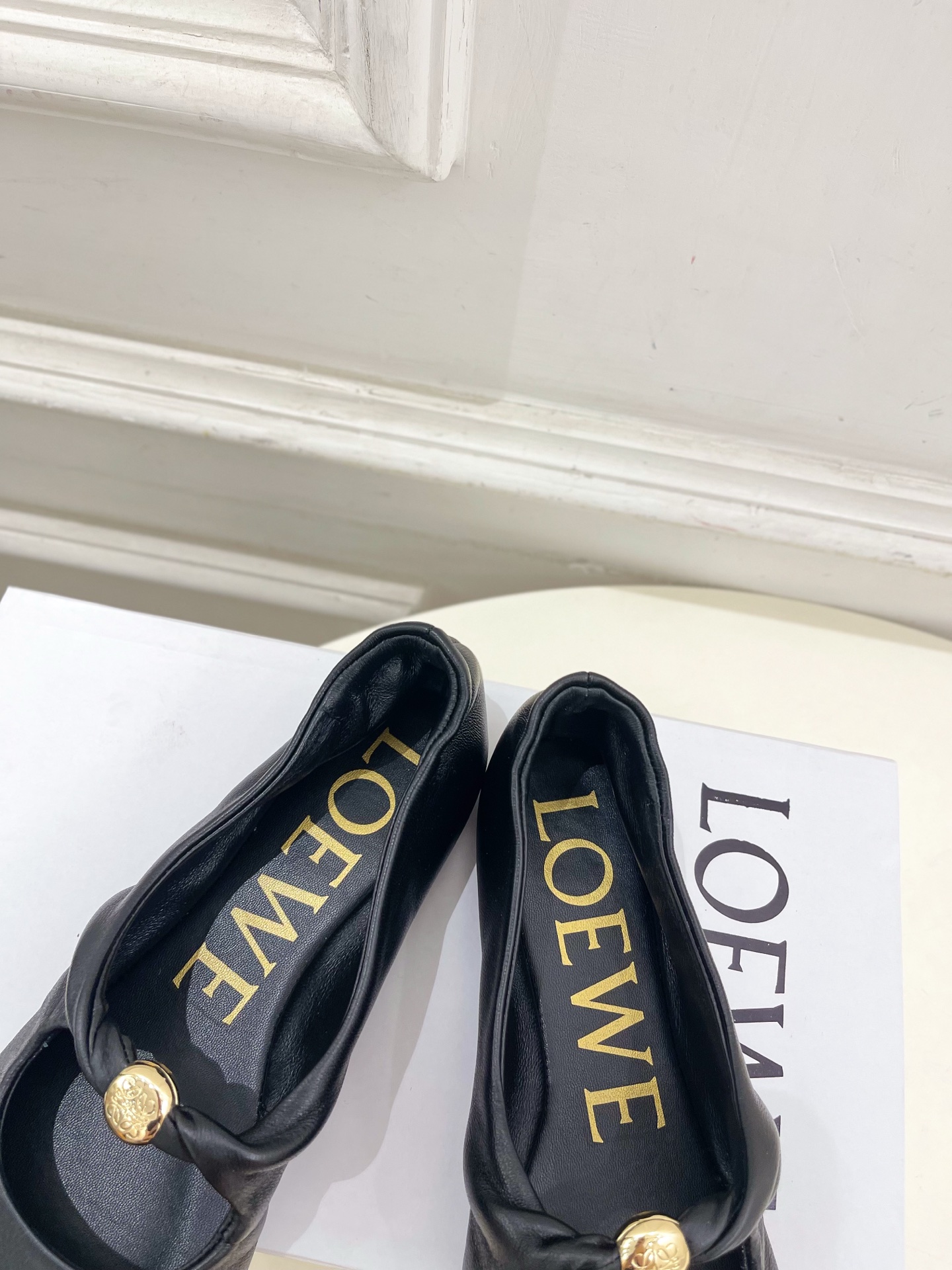 LOEWE 罗意威 2025春夏新品 Pebble小金球平底芭蕾舞鞋
—————————
LOEWE作为