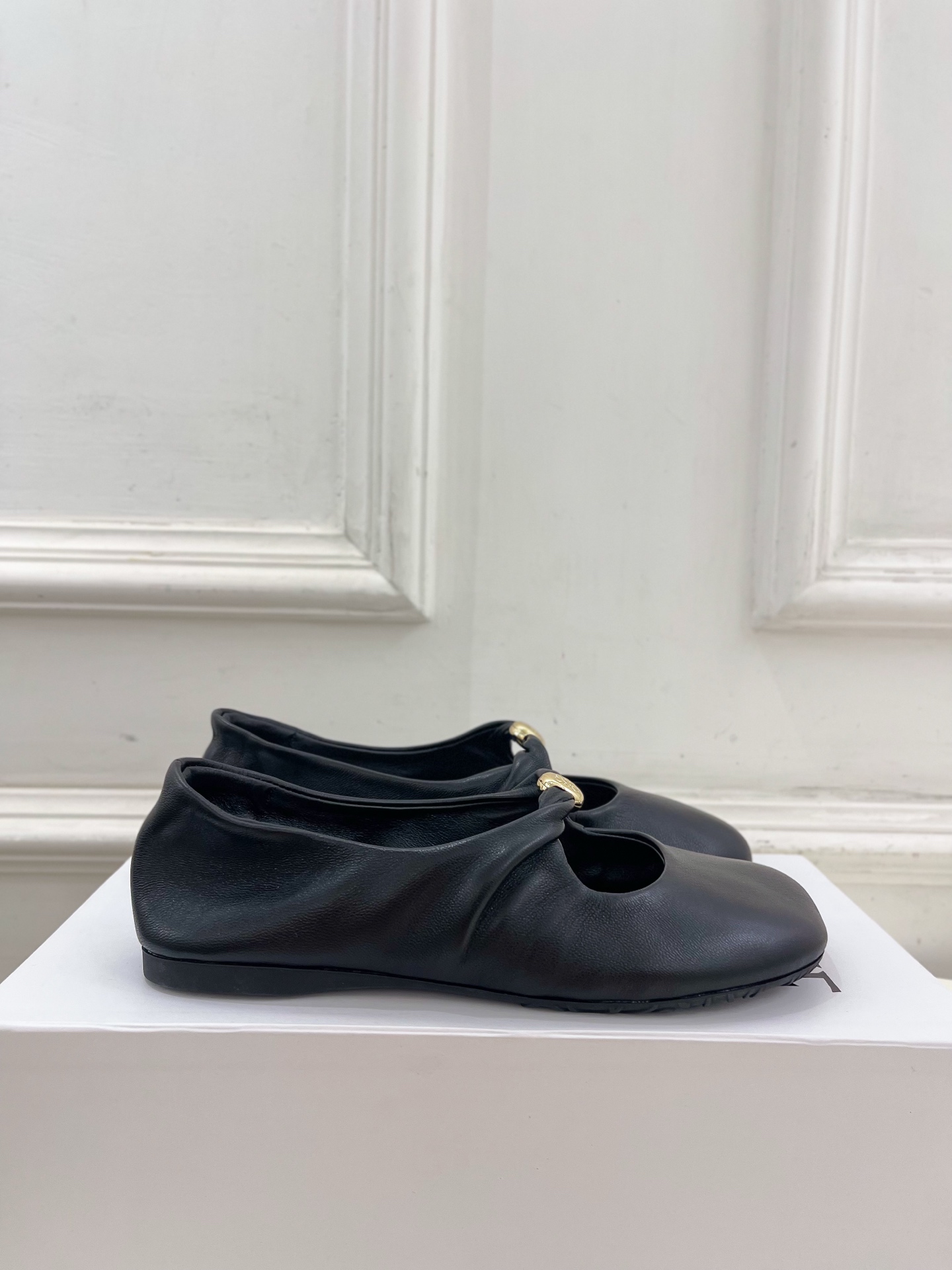 LOEWE 罗意威 2025春夏新品 Pebble小金球平底芭蕾舞鞋
—————————
LOEWE作为