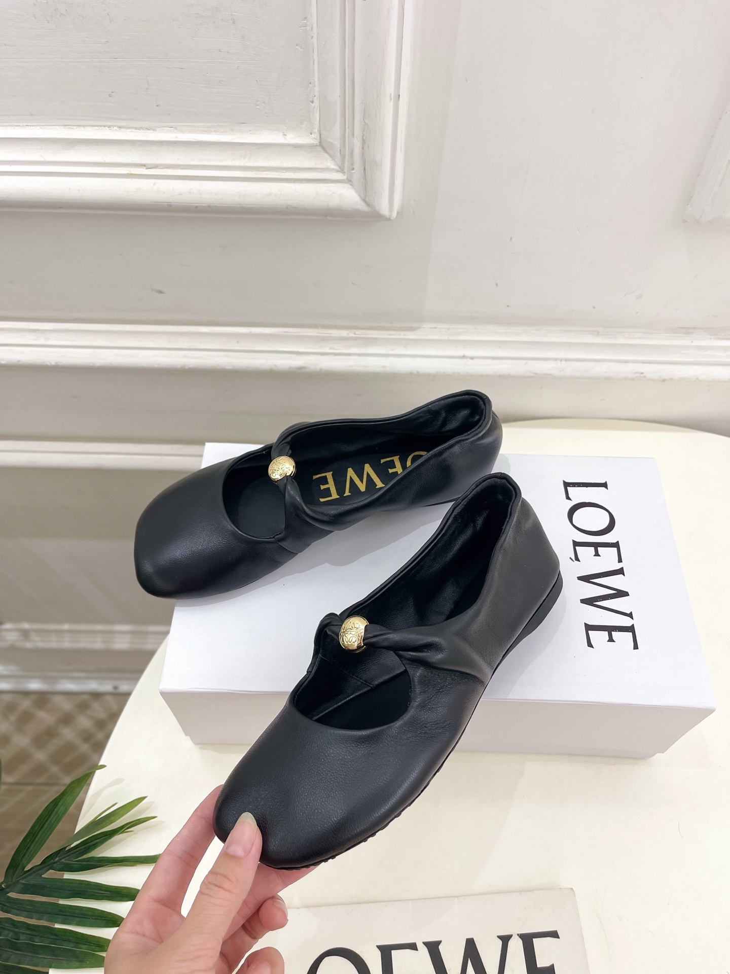 LOEWE 罗意威 2025春夏新品 Pebble小金球平底芭蕾舞鞋
—————————
LOEWE作为