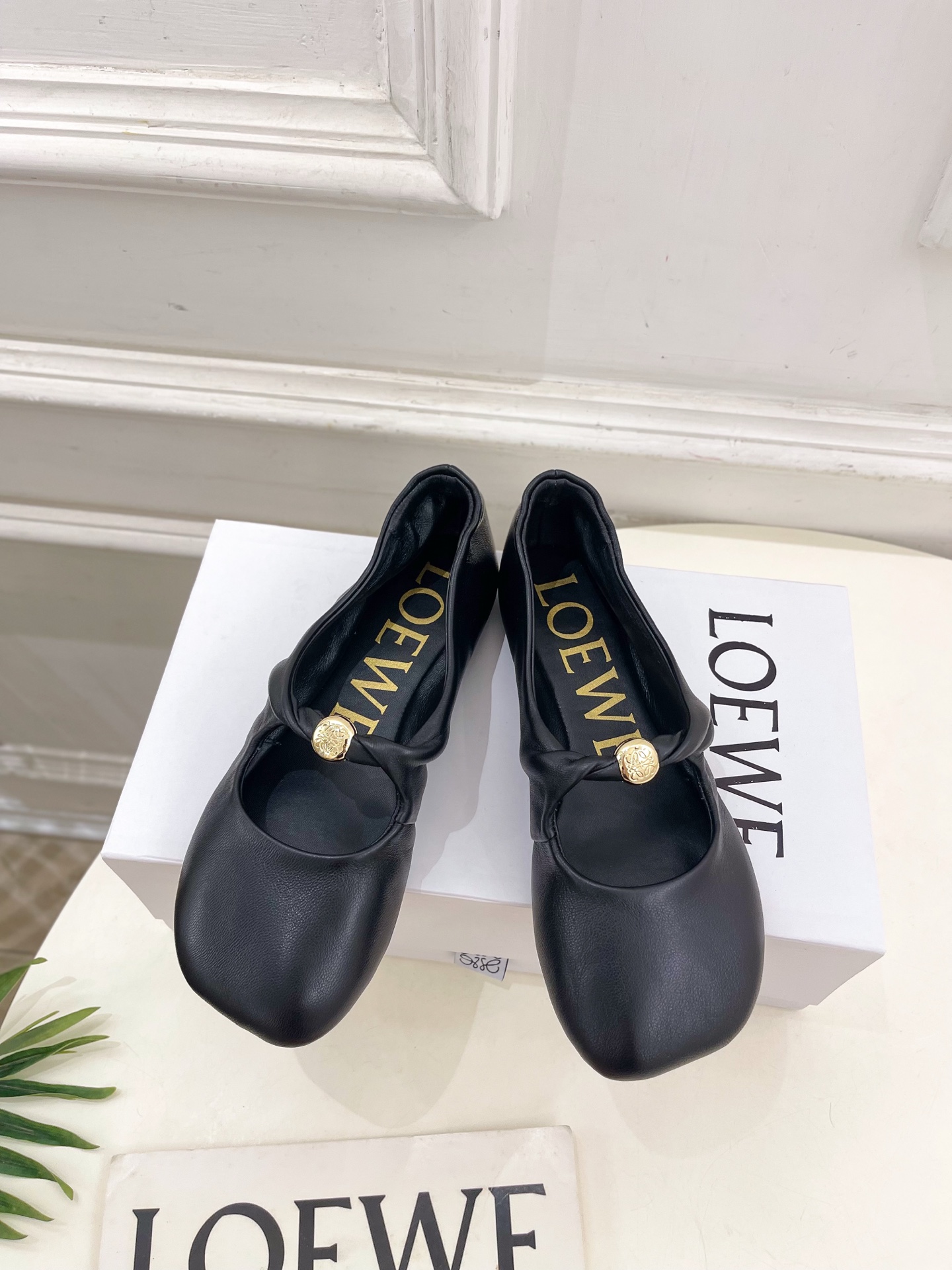 LOEWE 罗意威 2025春夏新品 Pebble小金球平底芭蕾舞鞋
—————————
LOEWE作为