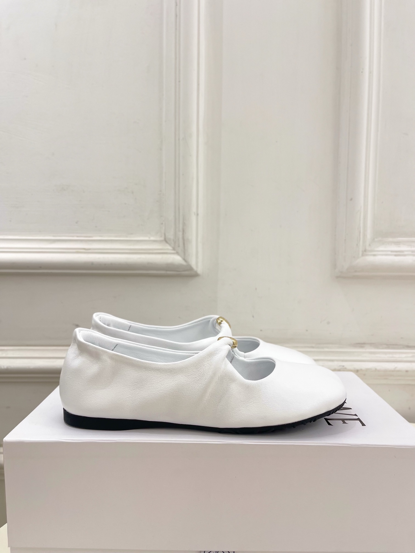LOEWE 罗意威 2025春夏新品 Pebble小金球平底芭蕾舞鞋
—————————
LOEWE作为