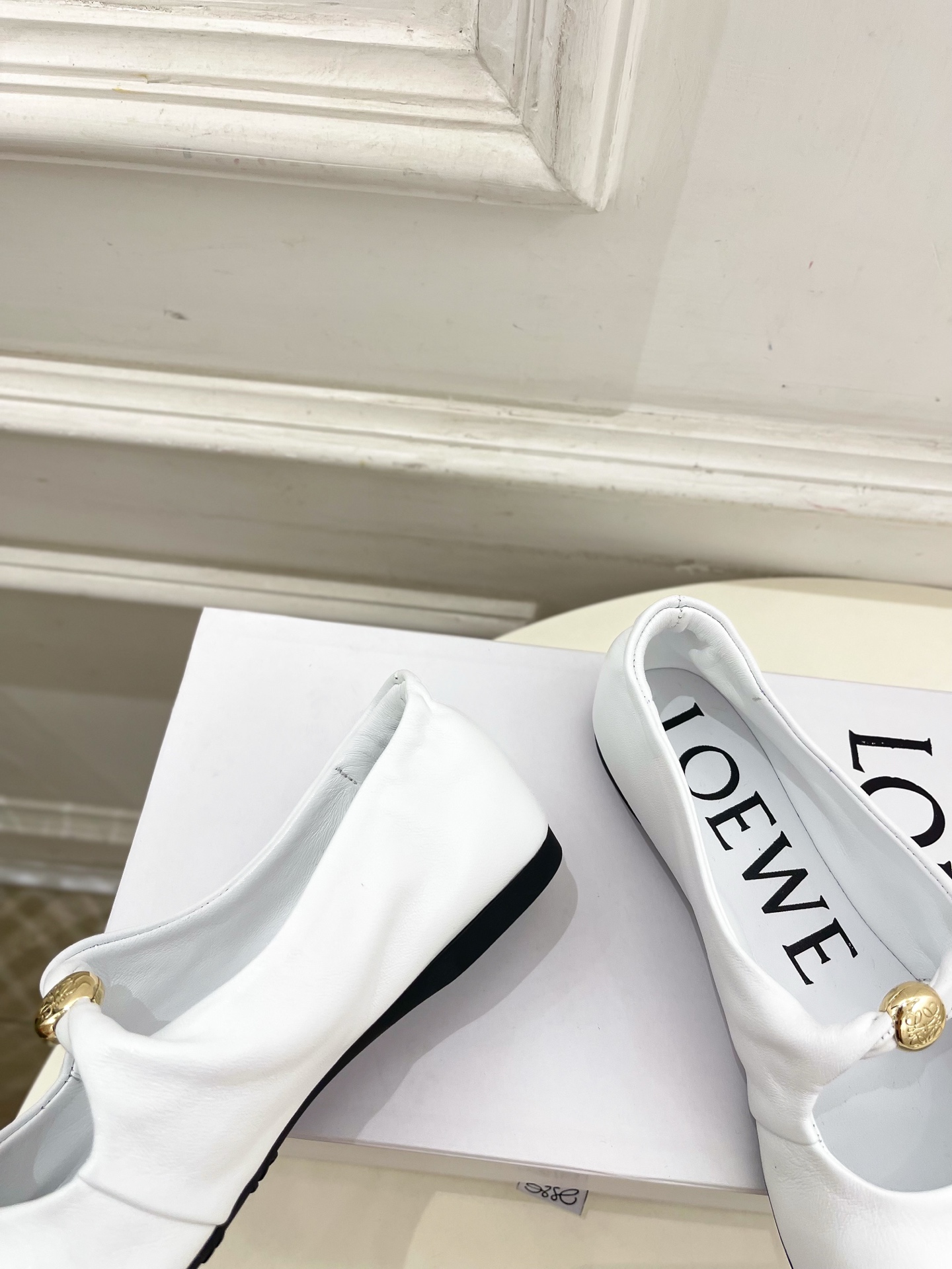 LOEWE 罗意威 2025春夏新品 Pebble小金球平底芭蕾舞鞋
—————————
LOEWE作为
