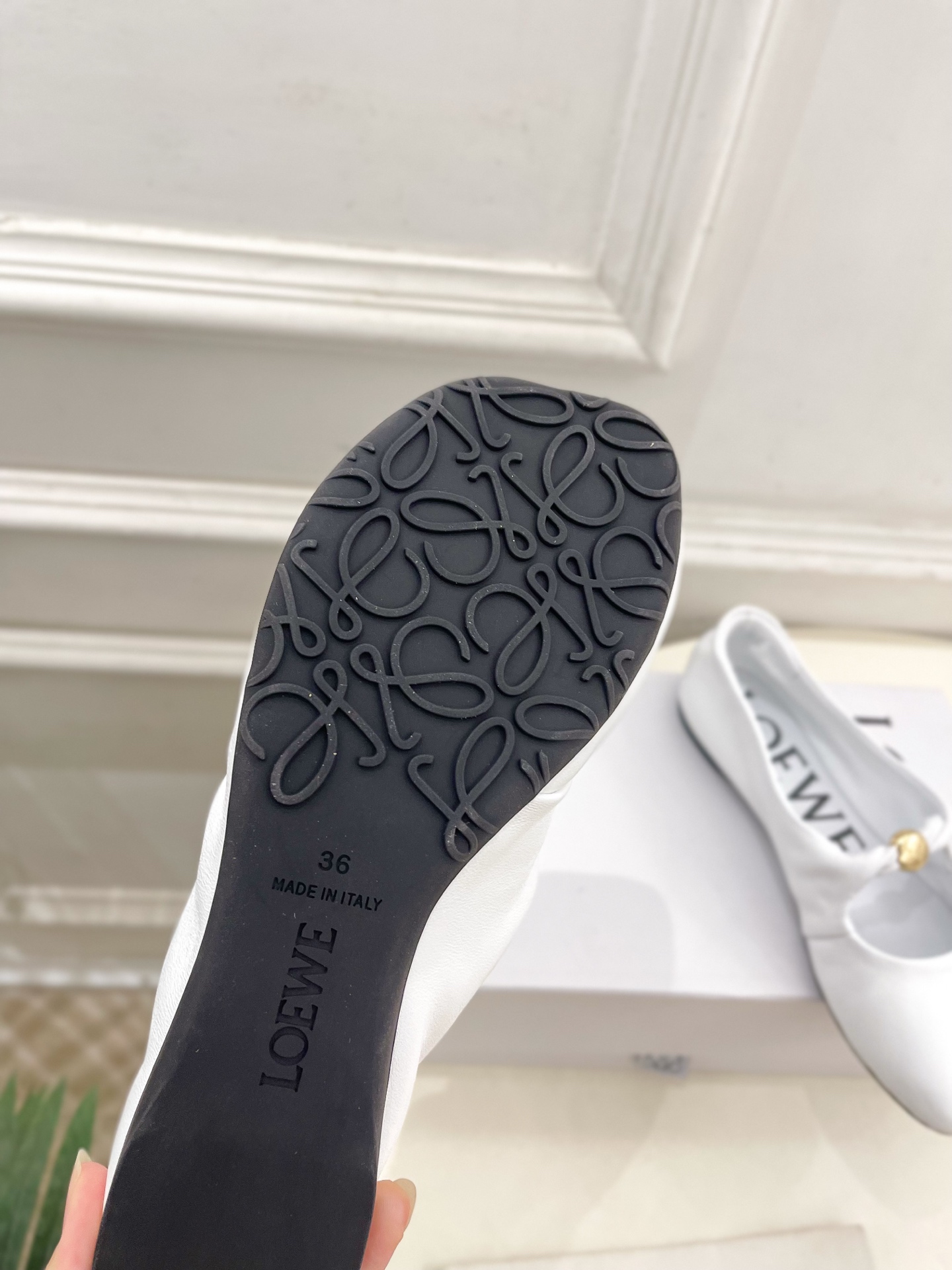 LOEWE 罗意威 2025春夏新品 Pebble小金球平底芭蕾舞鞋
—————————
LOEWE作为