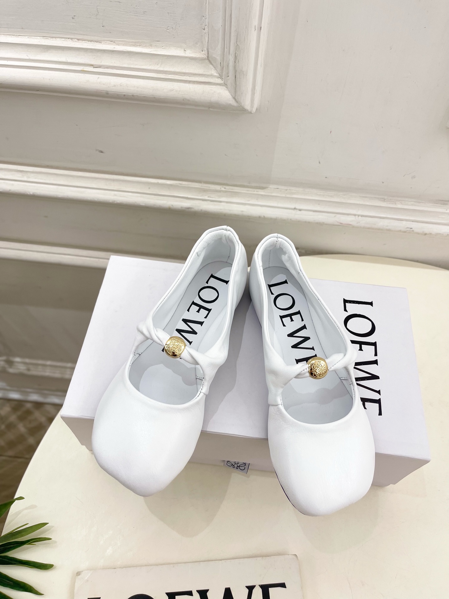 LOEWE 罗意威 2025春夏新品 Pebble小金球平底芭蕾舞鞋
—————————
LOEWE作为