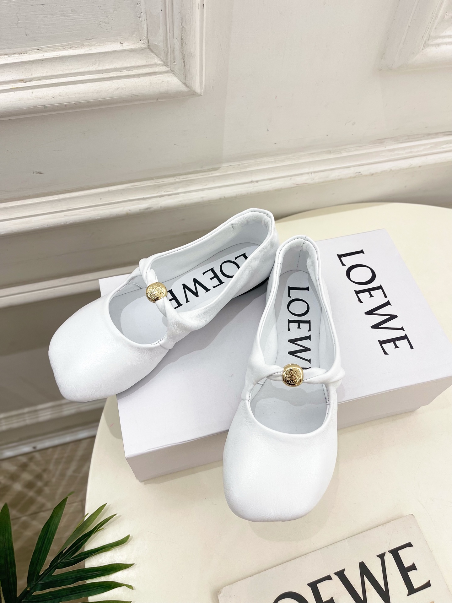 LOEWE 罗意威 2025春夏新品 Pebble小金球平底芭蕾舞鞋
—————————
LOEWE作为