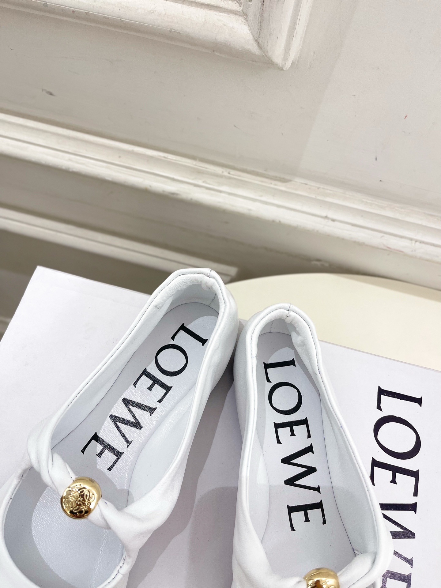 LOEWE 罗意威 2025春夏新品 Pebble小金球平底芭蕾舞鞋
—————————
LOEWE作为