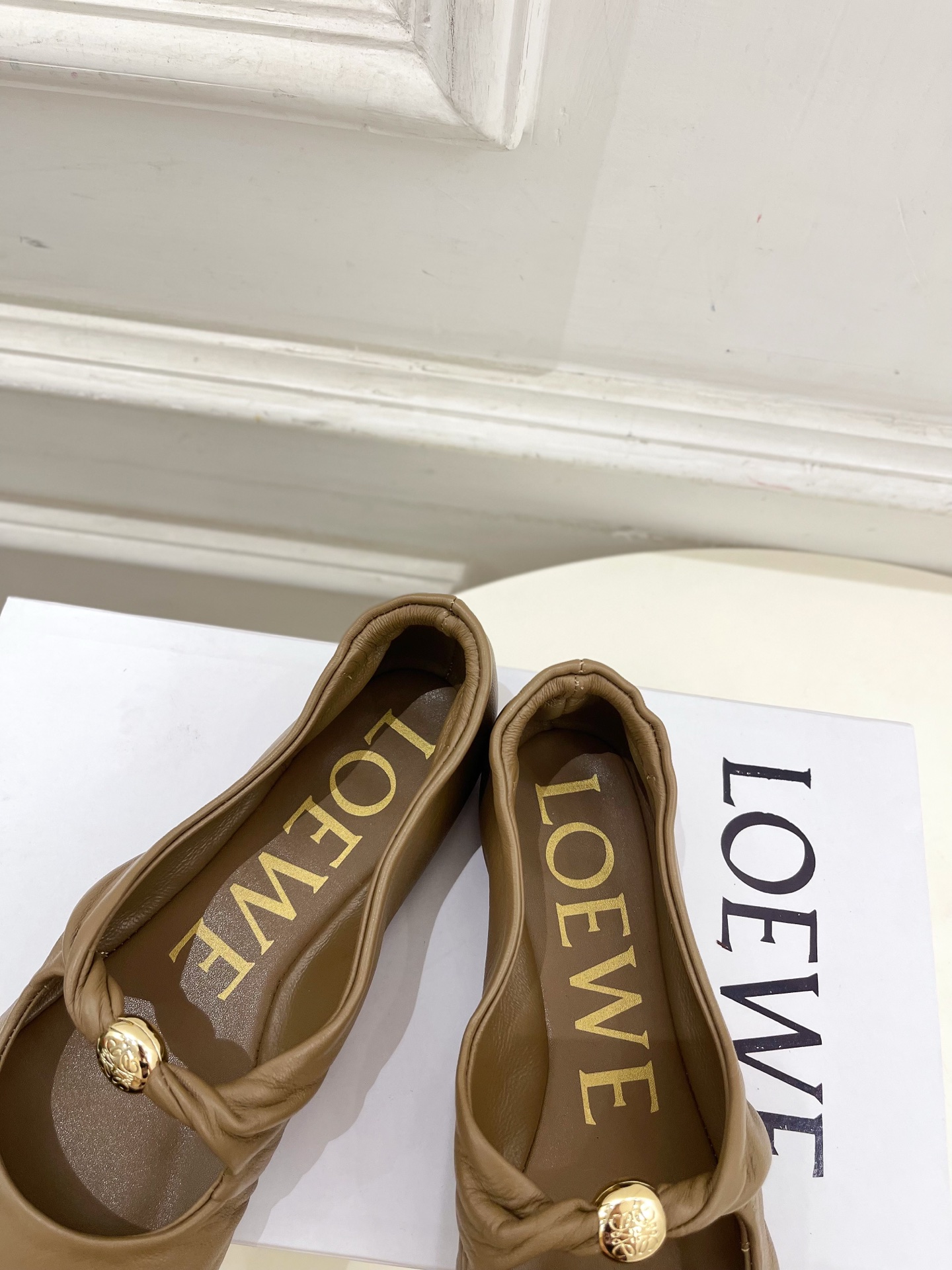 LOEWE 罗意威 2025春夏新品 Pebble小金球平底芭蕾舞鞋
—————————
LOEWE作为