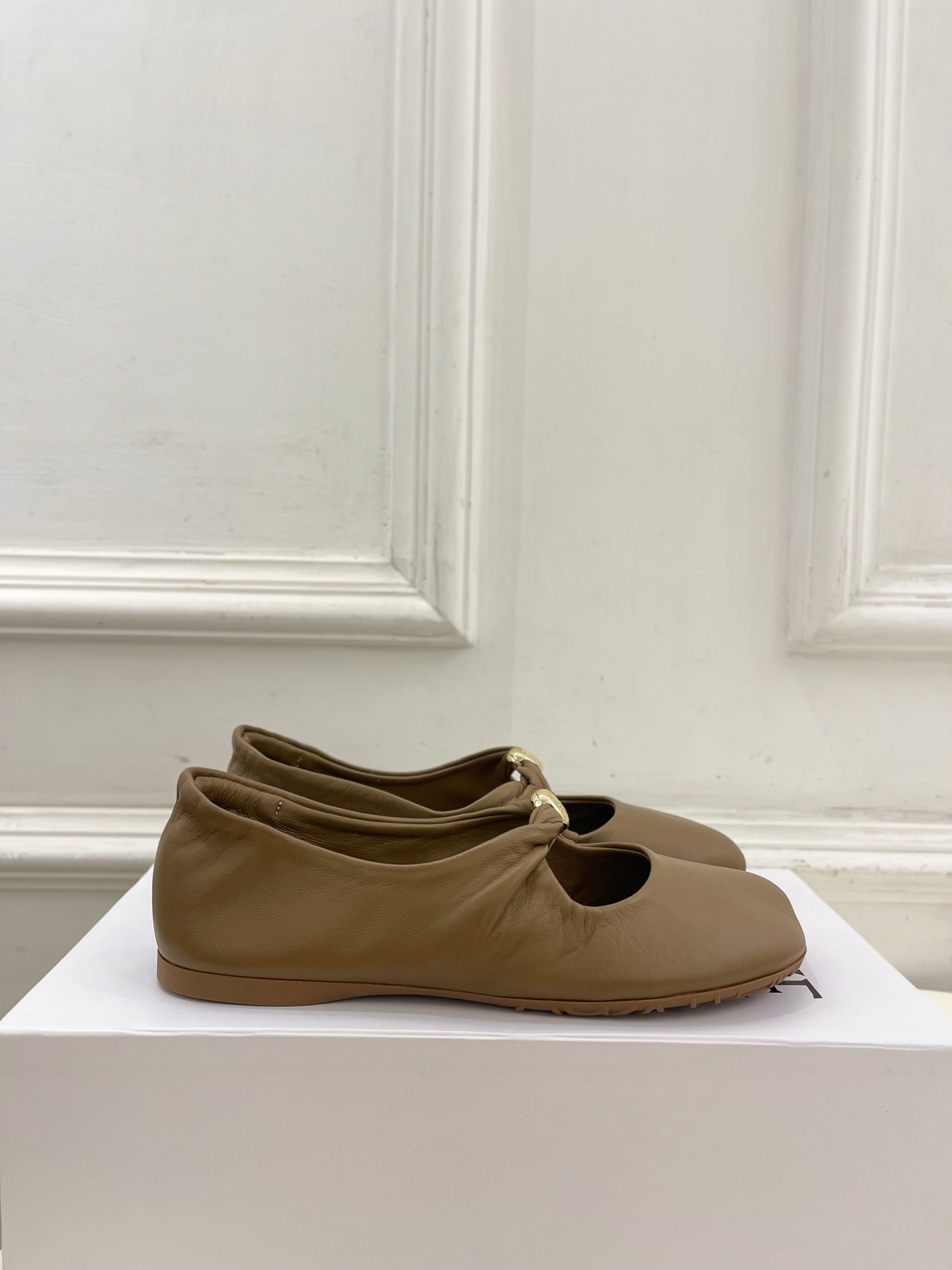 LOEWE 罗意威 2025春夏新品 Pebble小金球平底芭蕾舞鞋
—————————
LOEWE作为