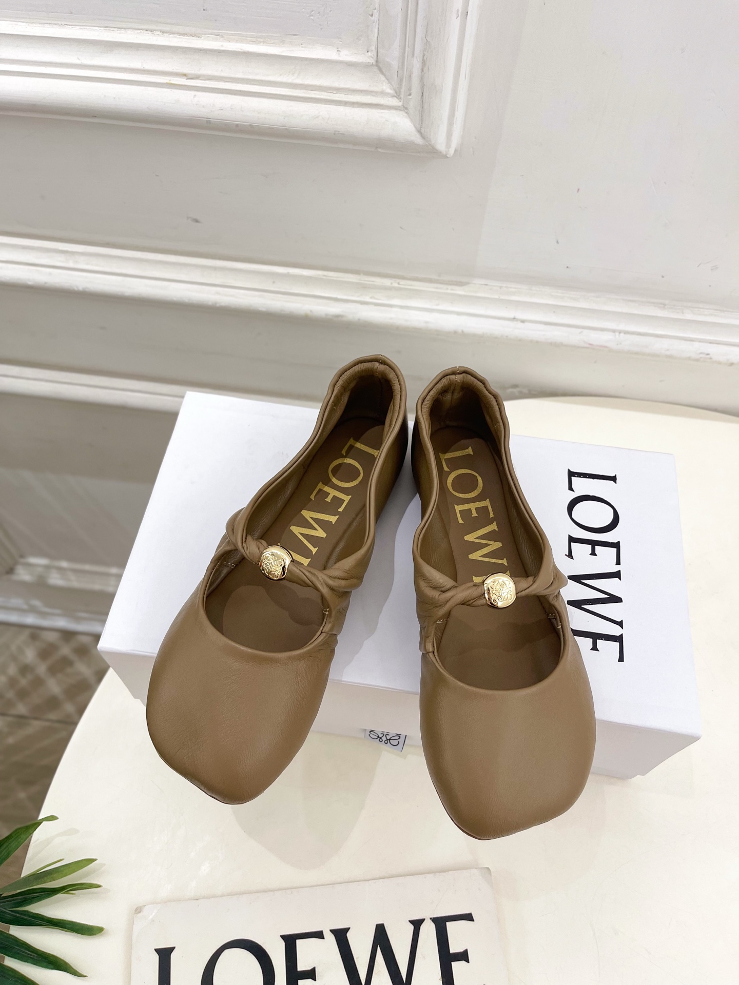 LOEWE 罗意威 2025春夏新品 Pebble小金球平底芭蕾舞鞋
—————————
LOEWE作为