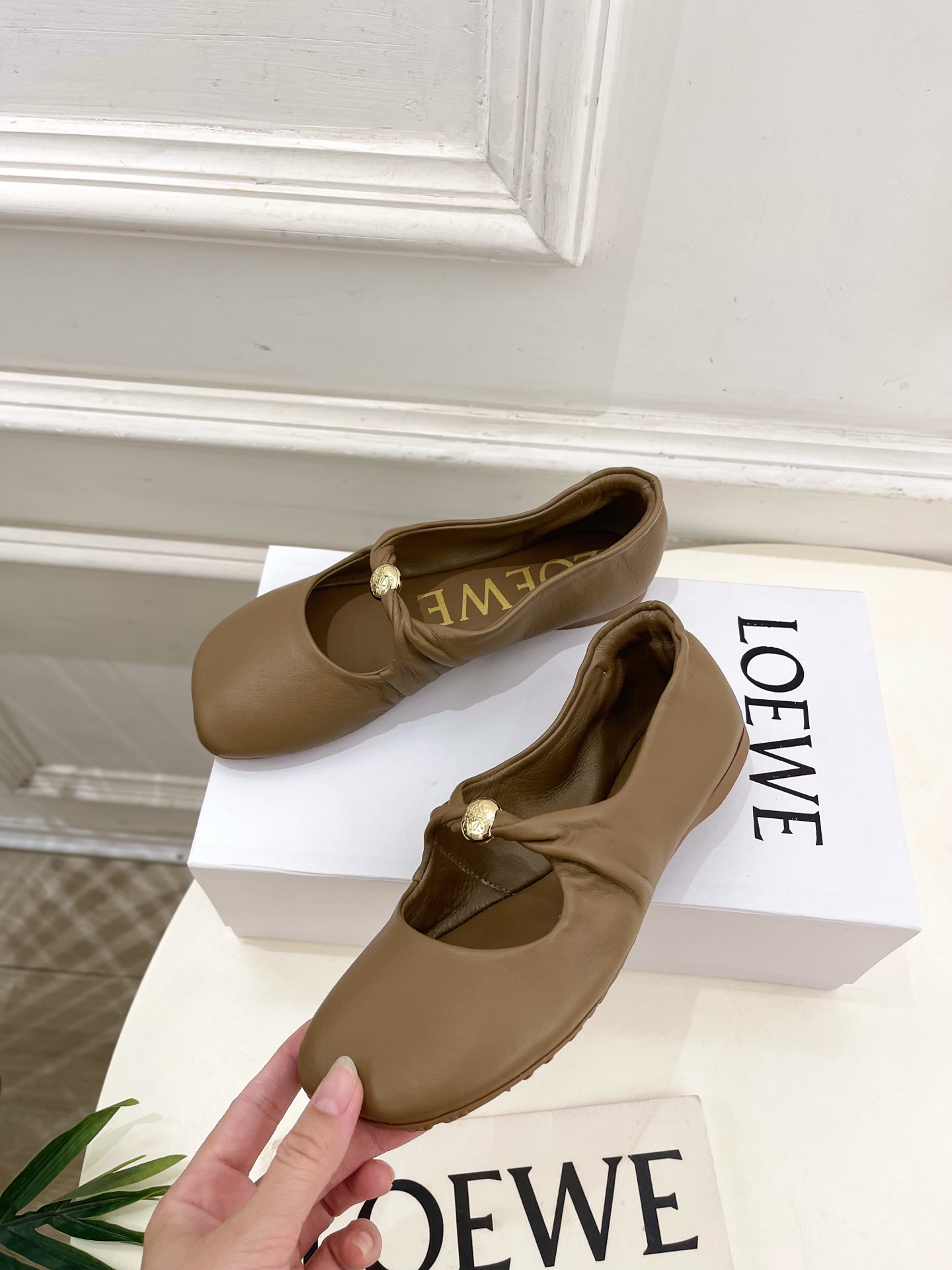 LOEWE 罗意威 2025春夏新品 Pebble小金球平底芭蕾舞鞋
—————————
LOEWE作为