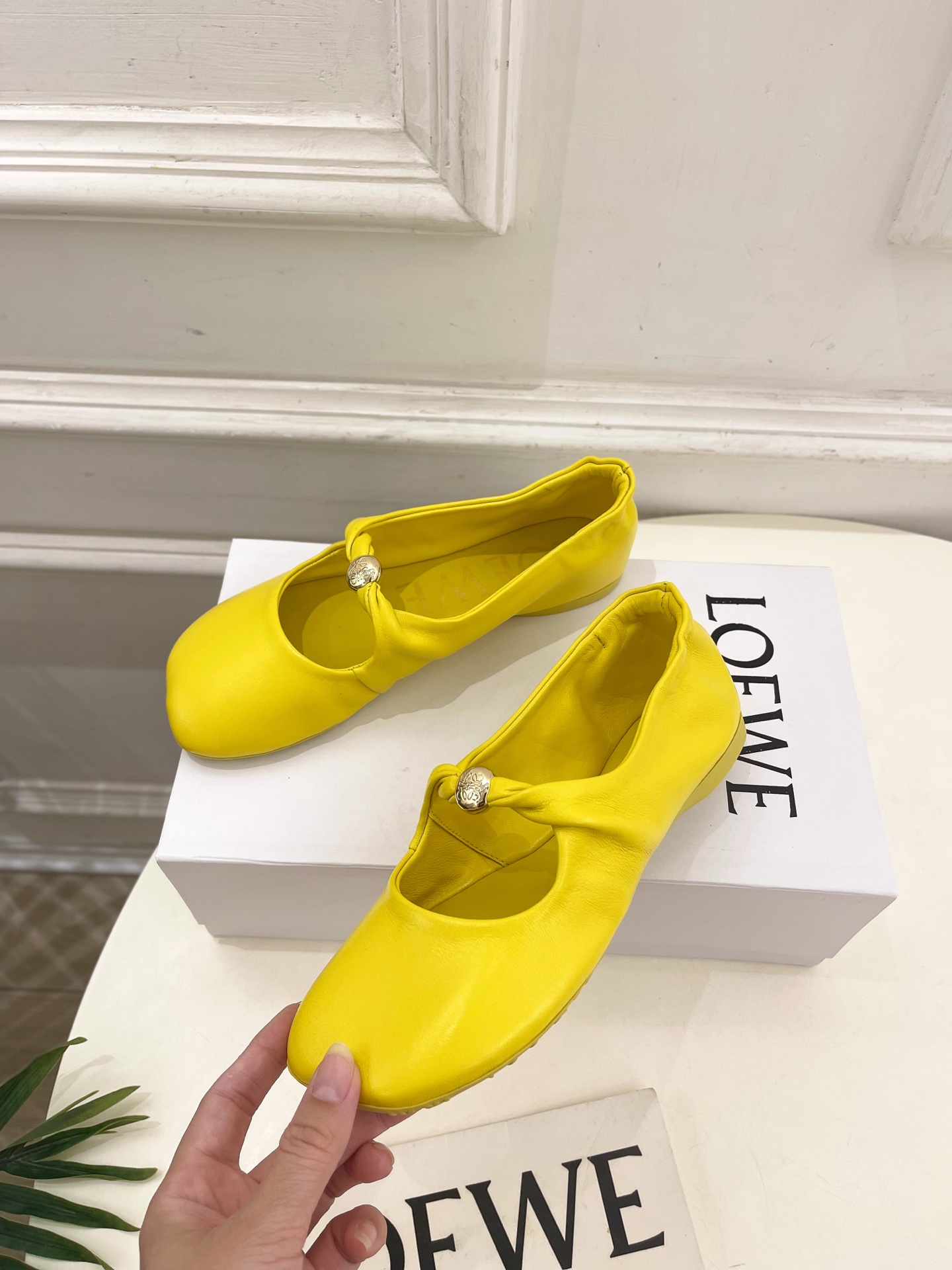 LOEWE 罗意威 2025春夏新品 Pebble小金球平底芭蕾舞鞋
—————————
LOEWE作为