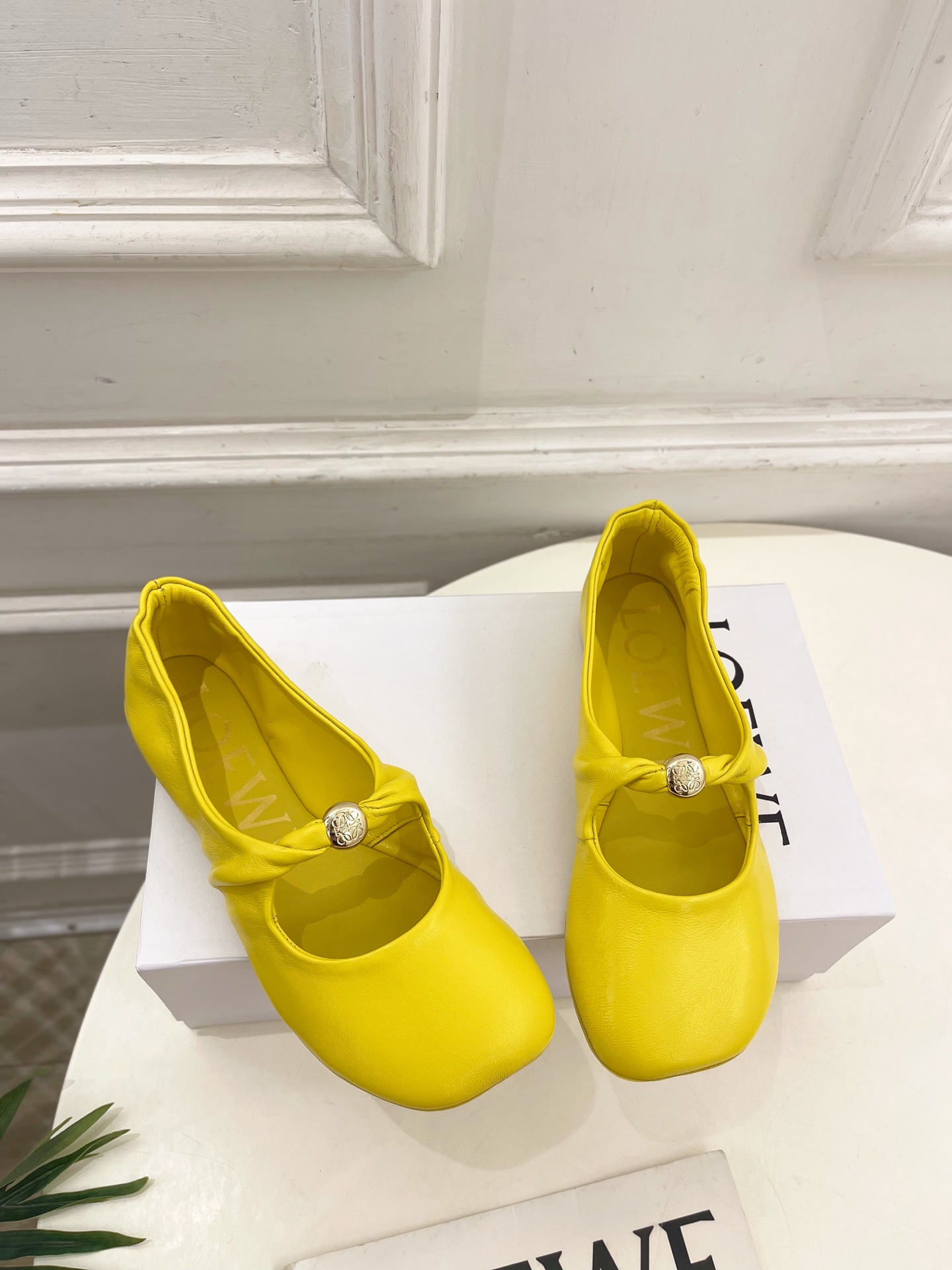 LOEWE 罗意威 2025春夏新品 Pebble小金球平底芭蕾舞鞋
—————————
LOEWE作为