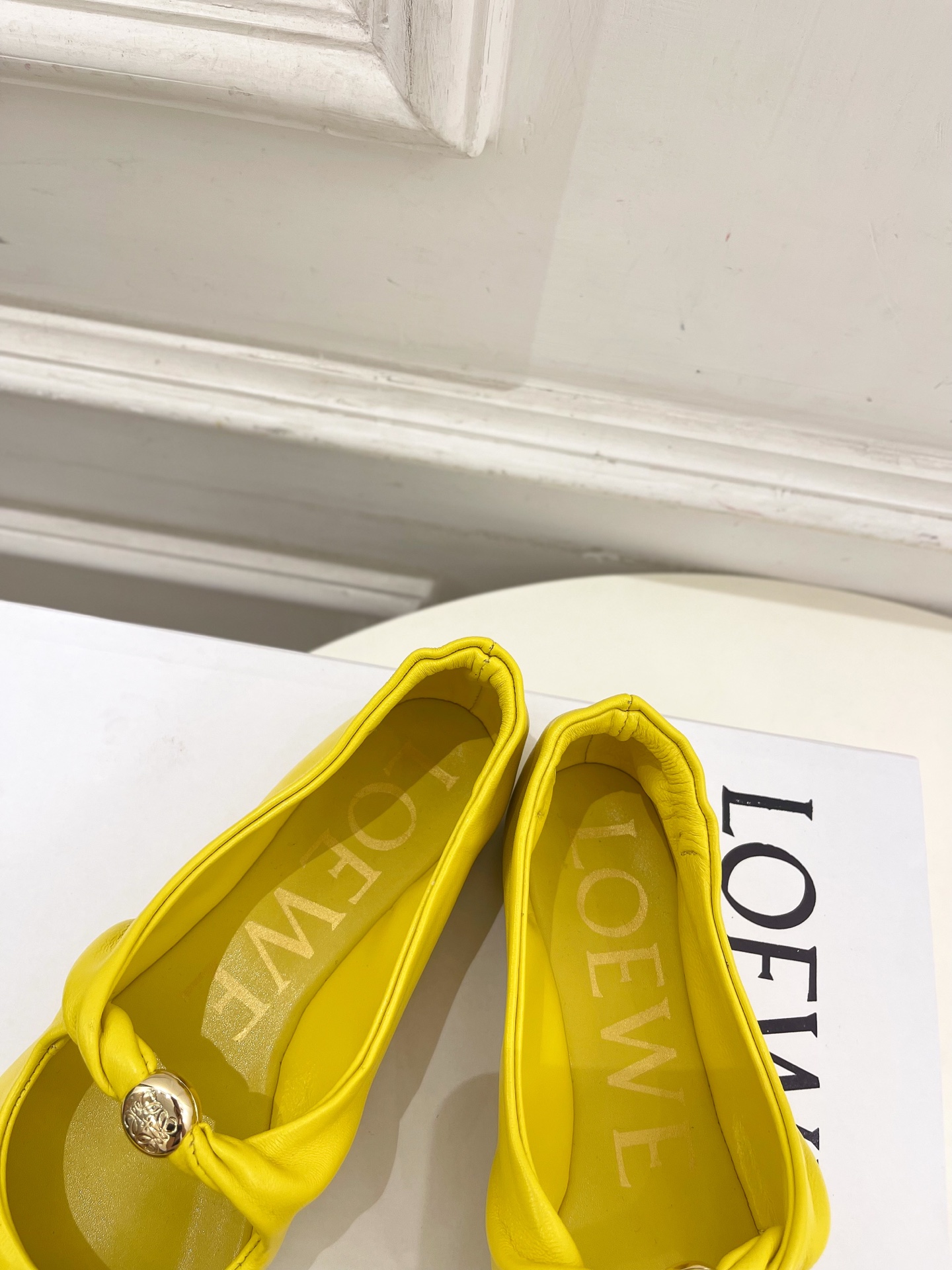 LOEWE 罗意威 2025春夏新品 Pebble小金球平底芭蕾舞鞋
—————————
LOEWE作为
